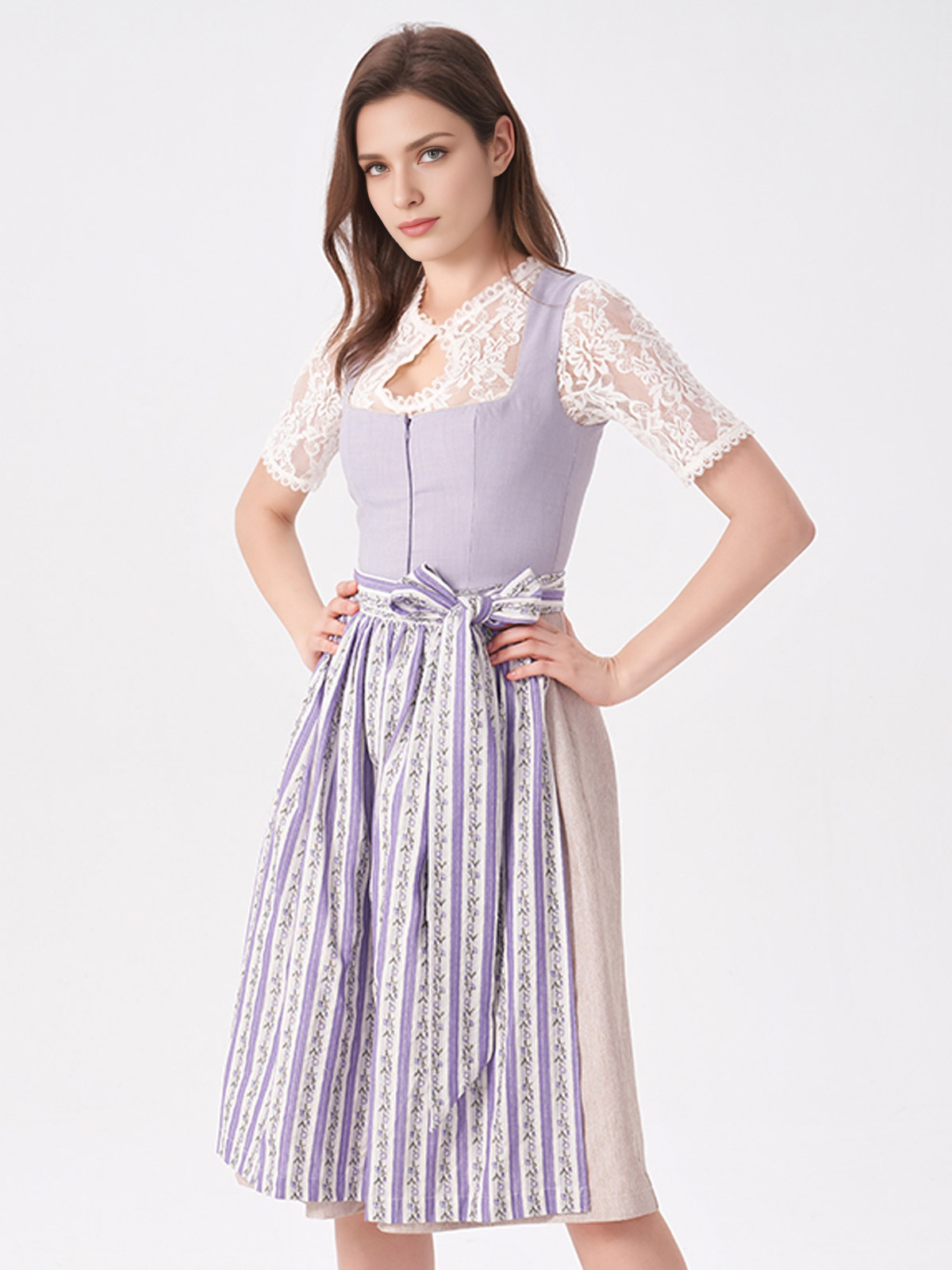 Modernes lila Dirndl mit floralen Details