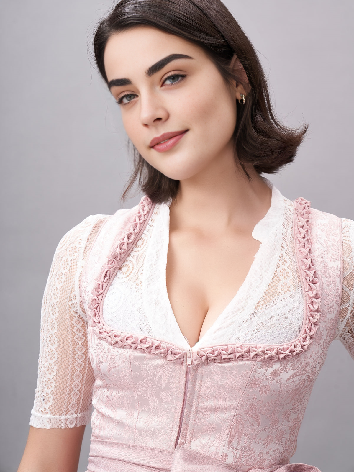 Graues Dirndl mit rosa Schürze