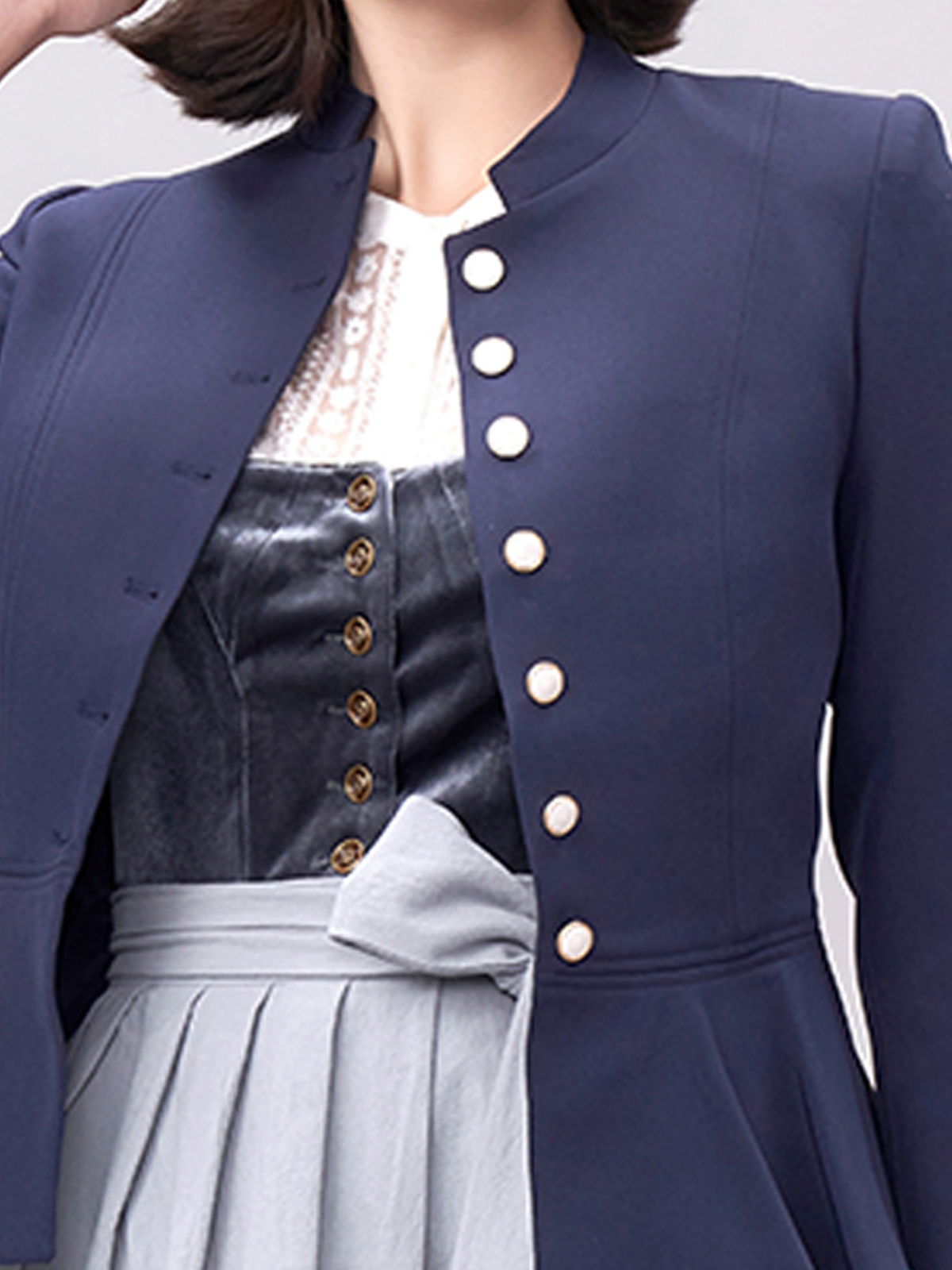 Traditionelles Dirndl in Marineblau mit aufwendiger Stickerei