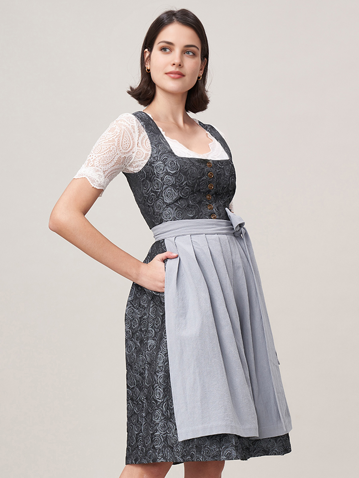 Dirndl in Blau mit floralen Details