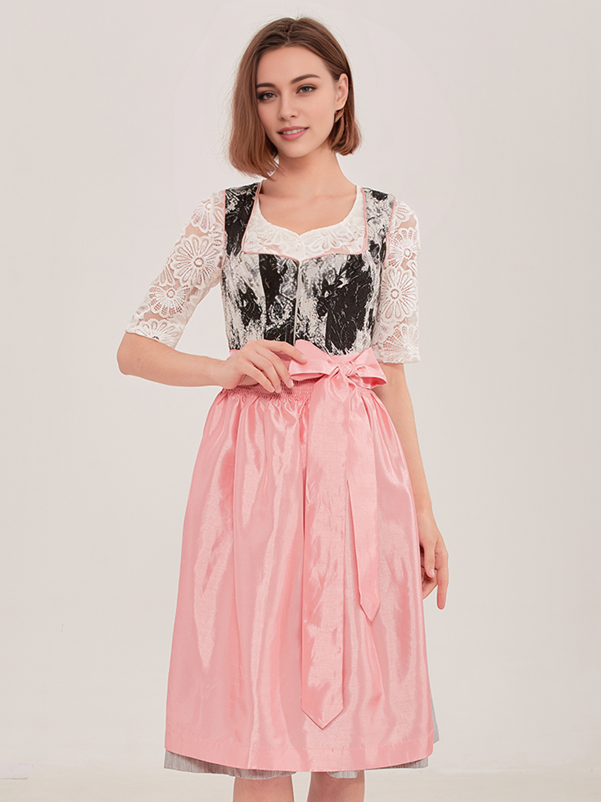 Elegantes schwarzes Dirndl mit traditioneller Blumenstickerei