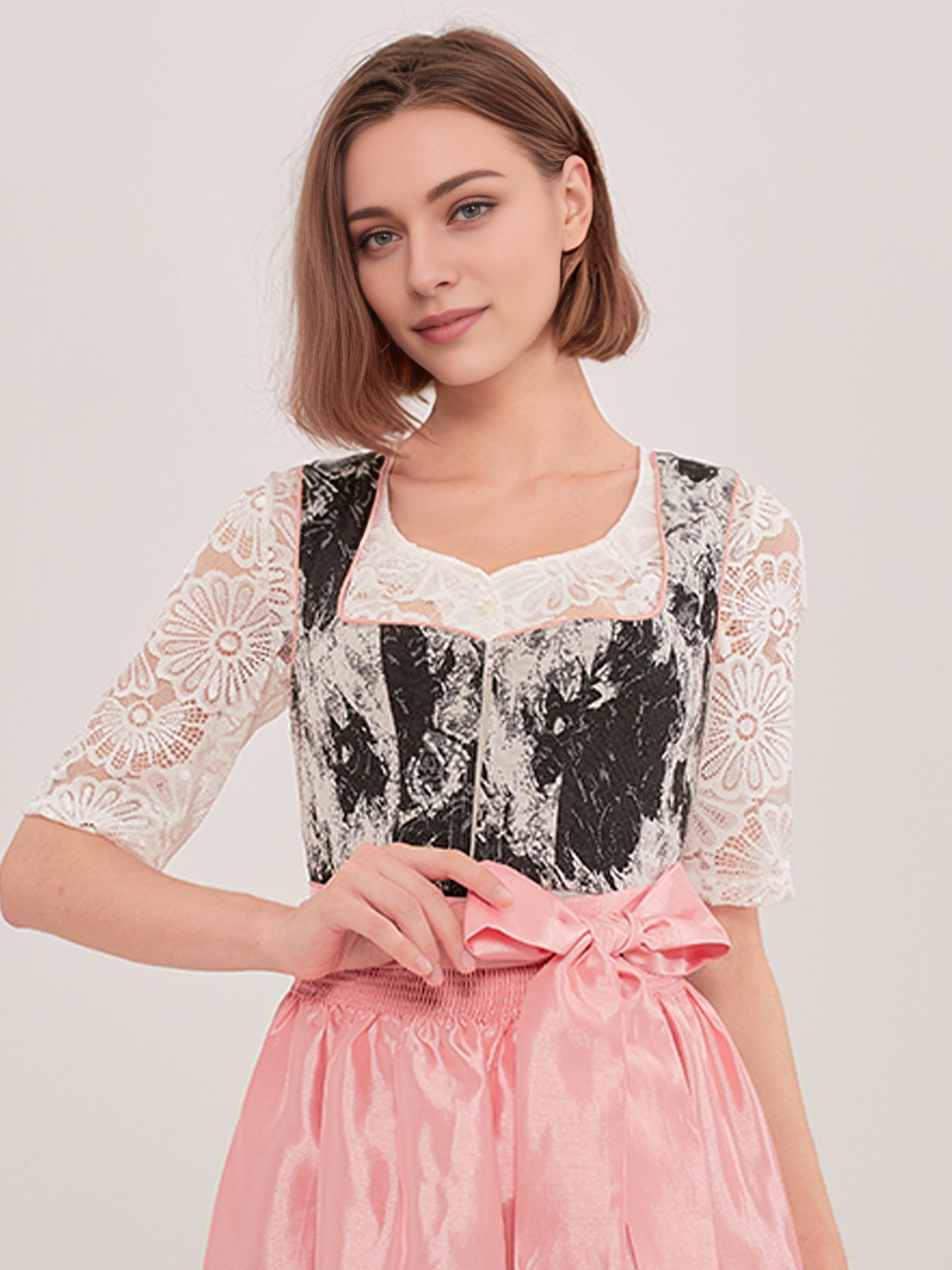Dirndl in Schwarz mit floraler Schürze