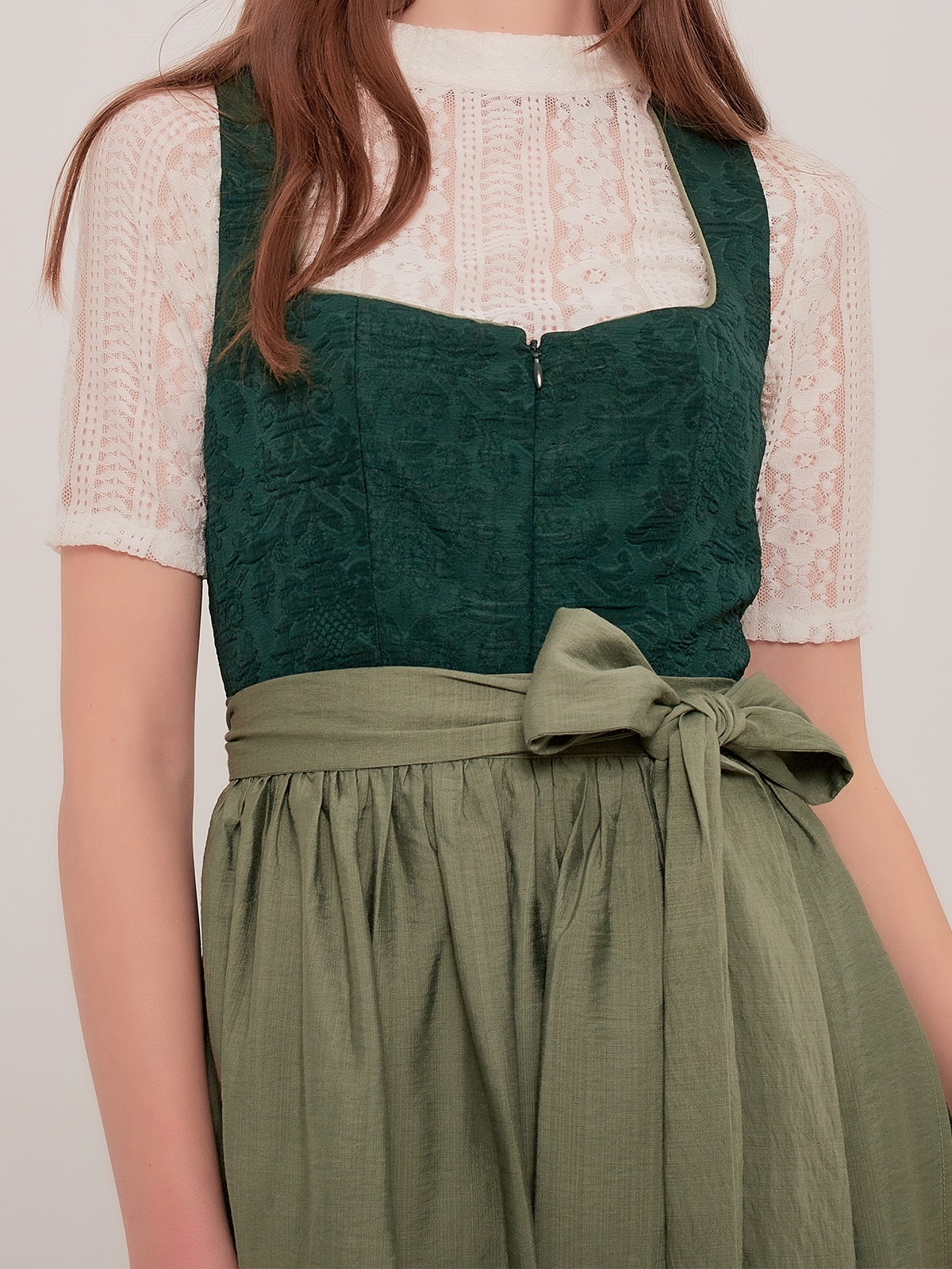 Ein dunkelblaues Samt-Dirndl mit floralen Details
