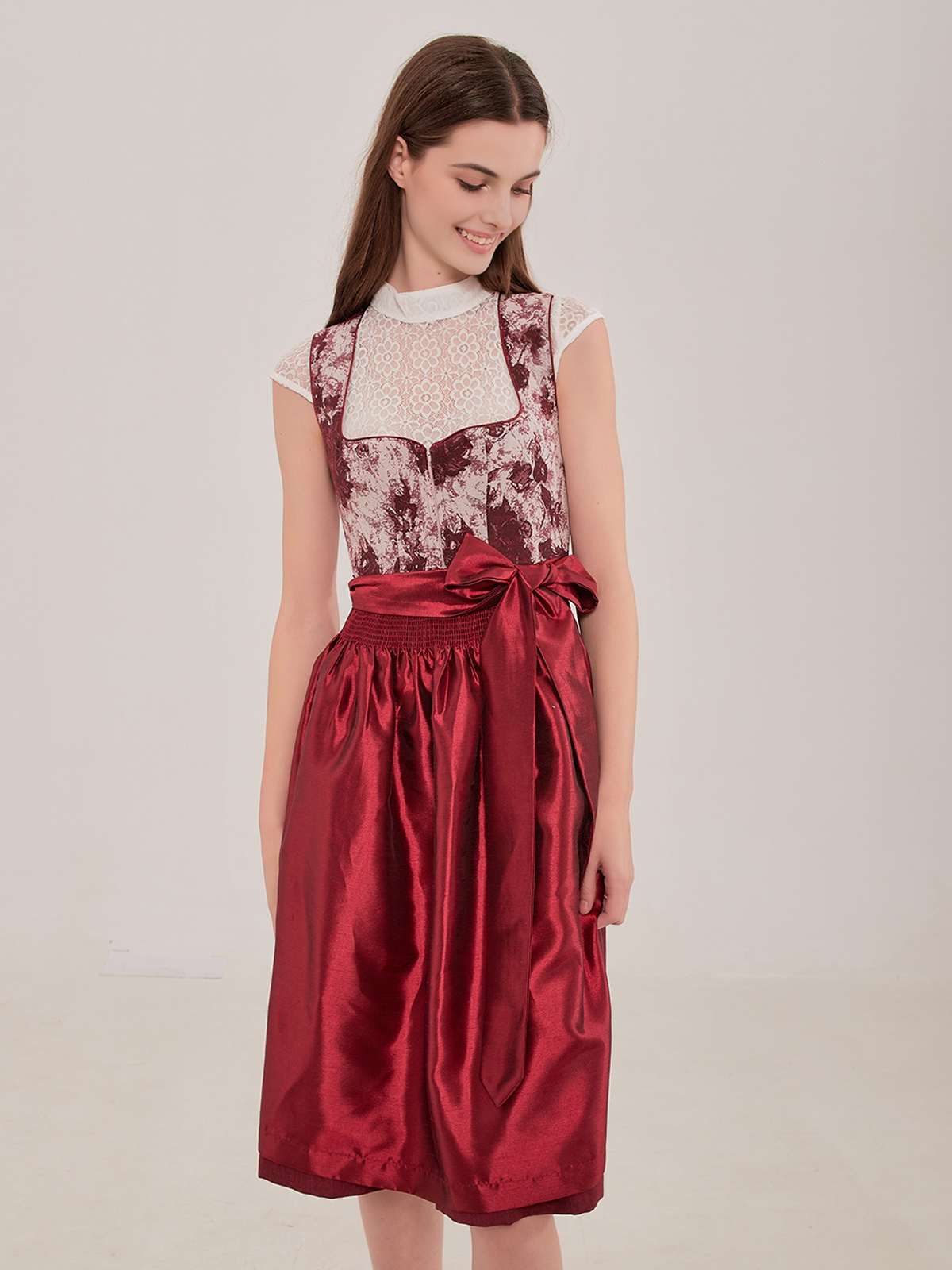 Dirndlbluse in Rot mit Halbarm
