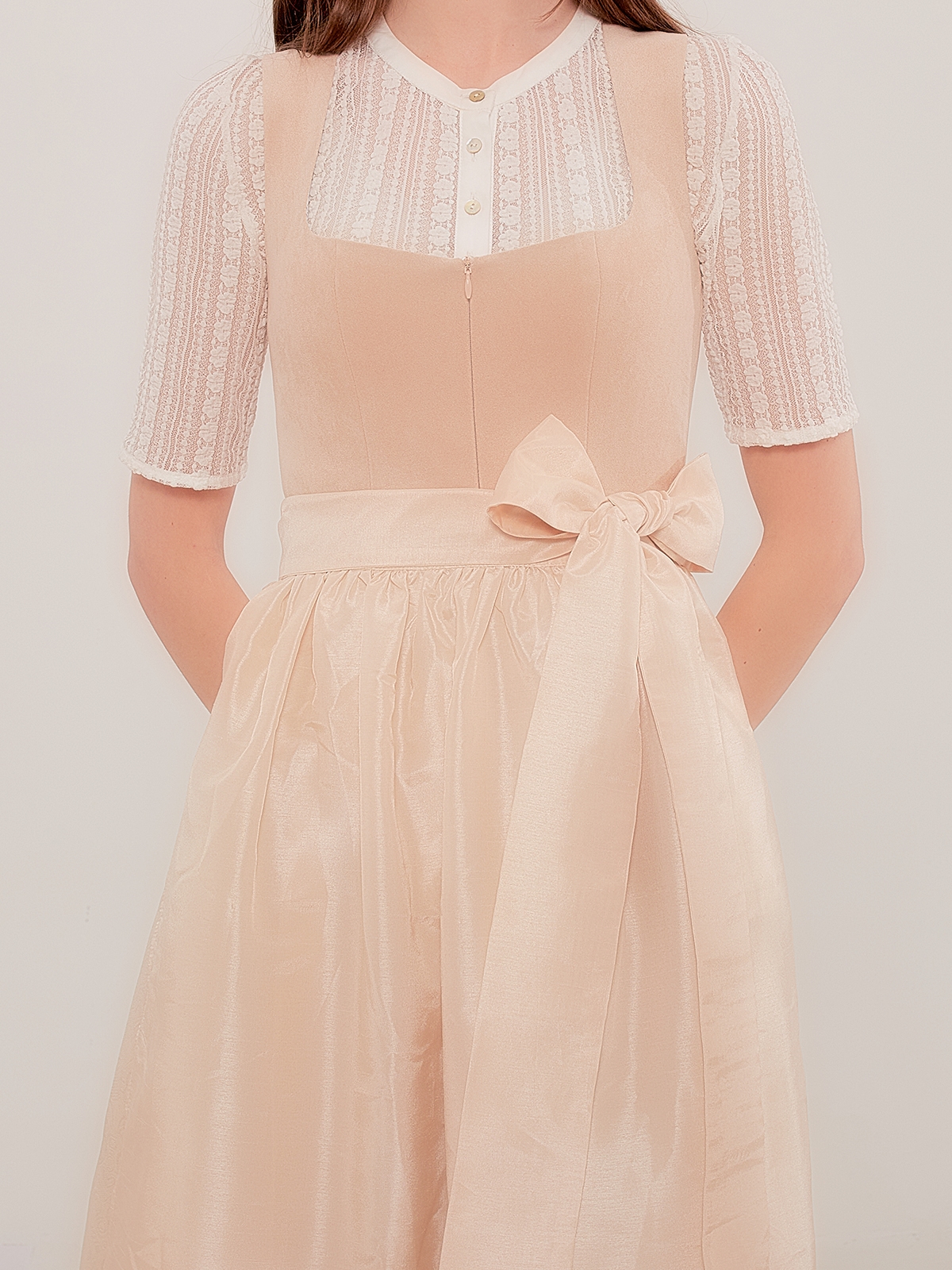 Dirndl Midi Schwarz Rot – Eleganz und Tradition vereint