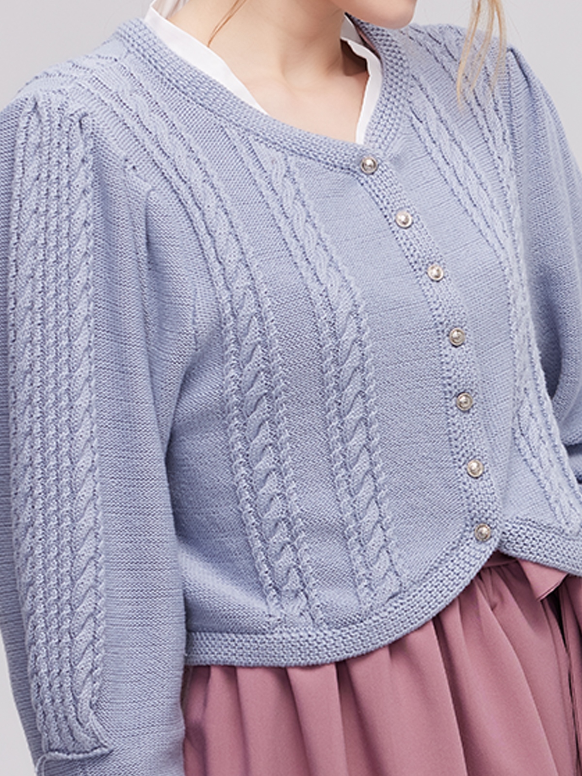 Dirndl in Blau mit traditionellen Stickereien