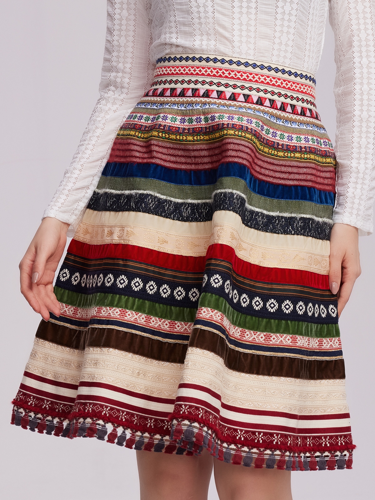 Dirndl in Rot mit floralen Details