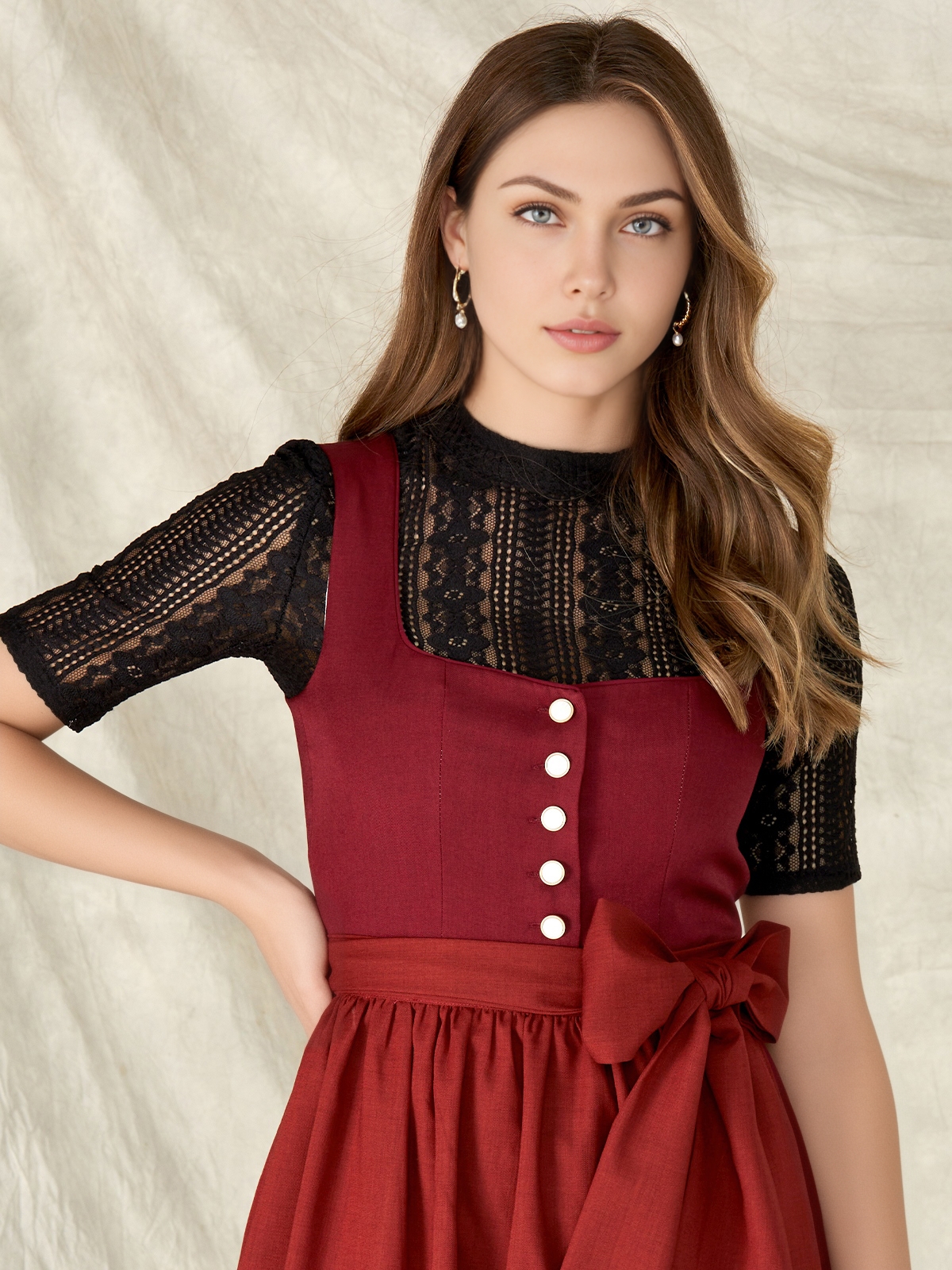 Schwarzes Dirndl mit roter Schürze