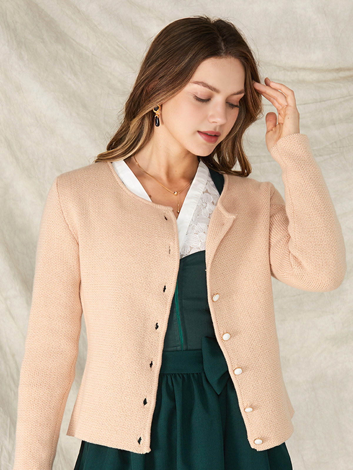 Modernes Dirndl in Braun mit Herzausschnitt