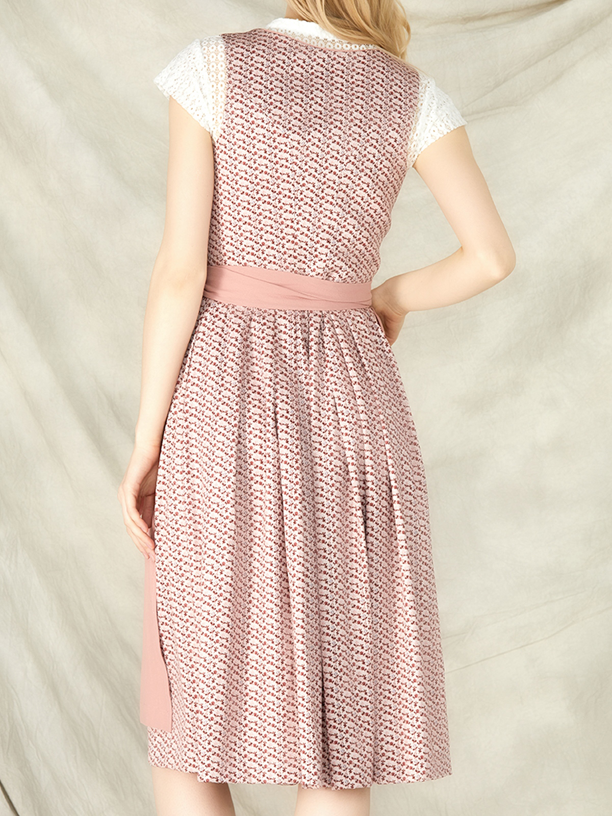 Dirndl in Rosa – Eleganz und Charme