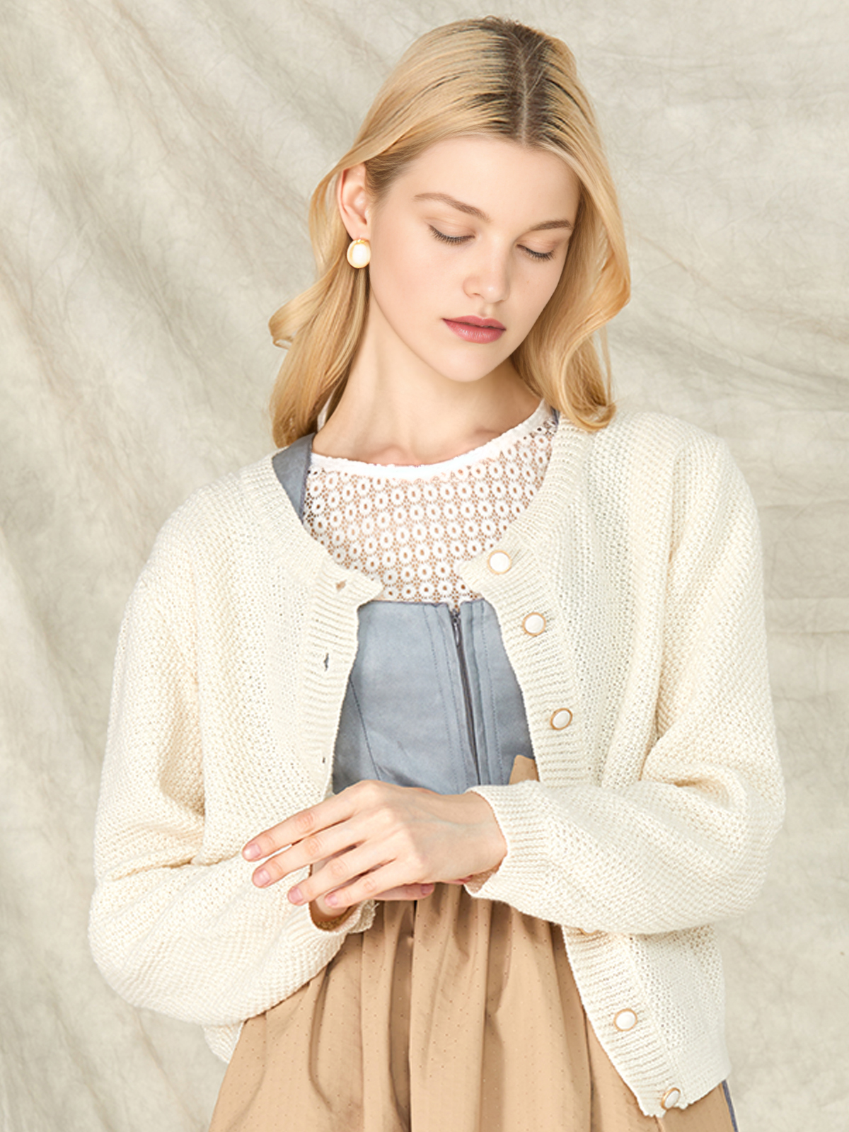 Modernes Dirndl mit raffiniertem Ausschnitt