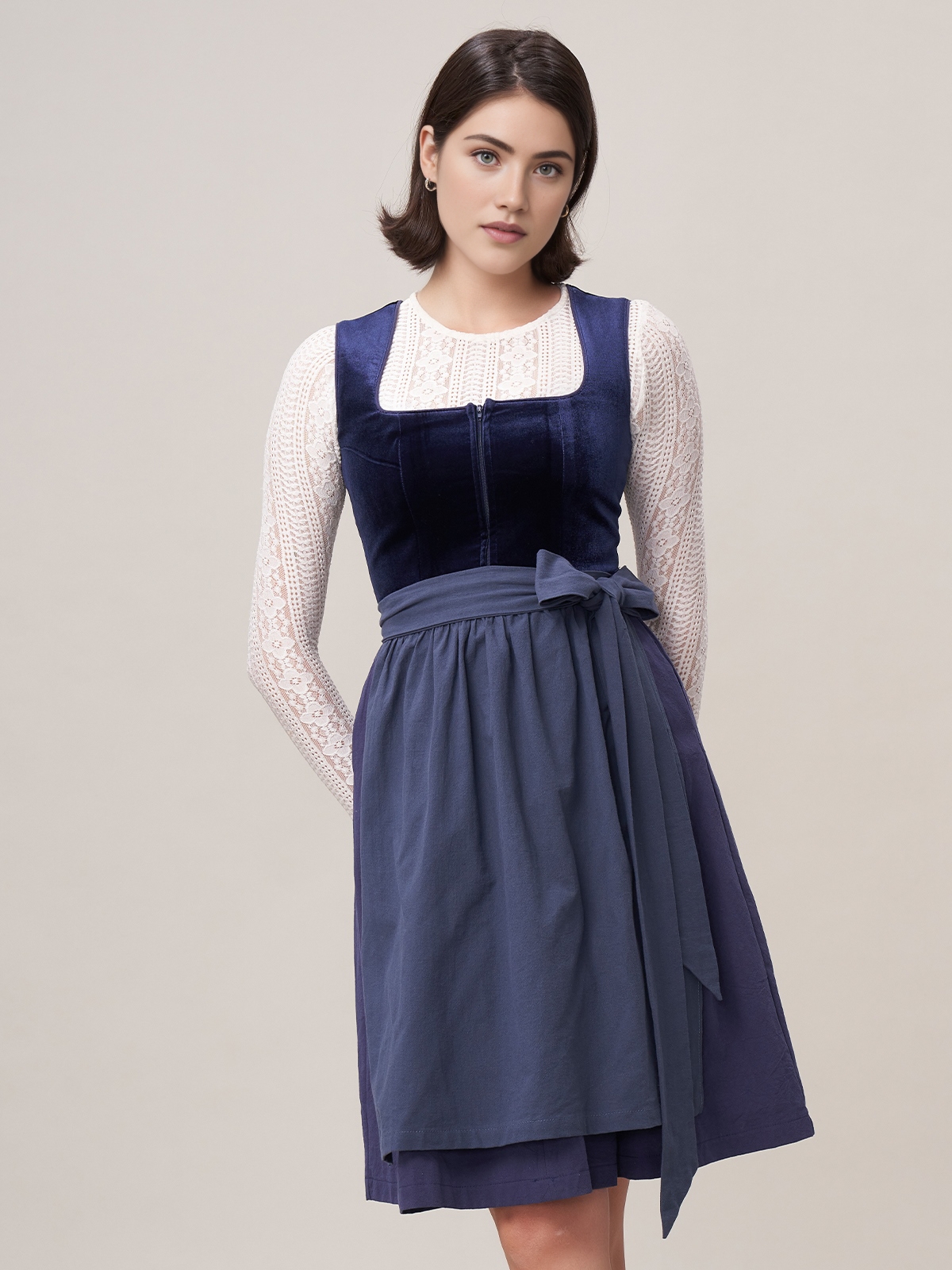 Grau Rosa Dirndl mit femininem Schnitt