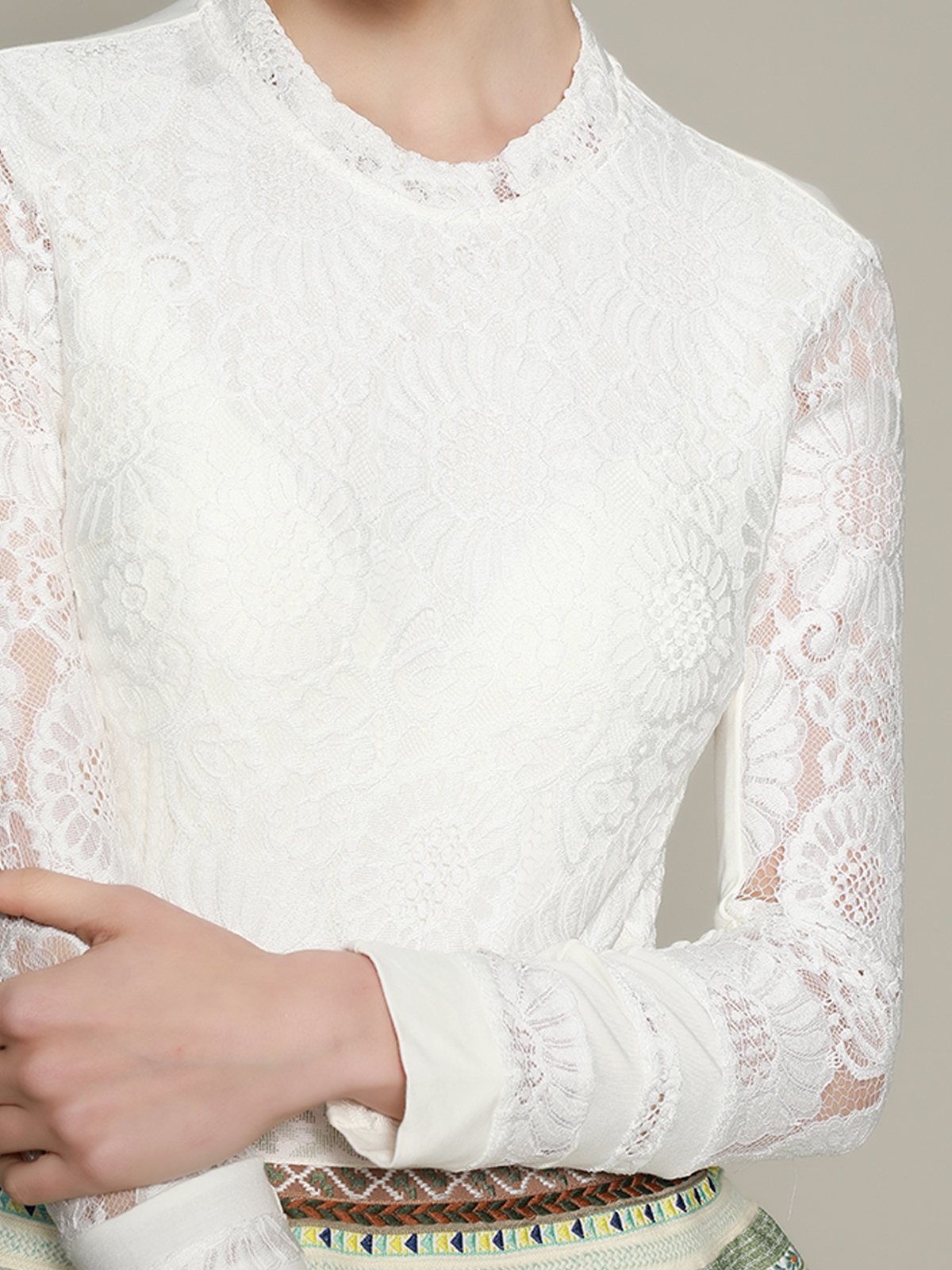 Dirndlbluse mit Kragen – elegant und vielseitig