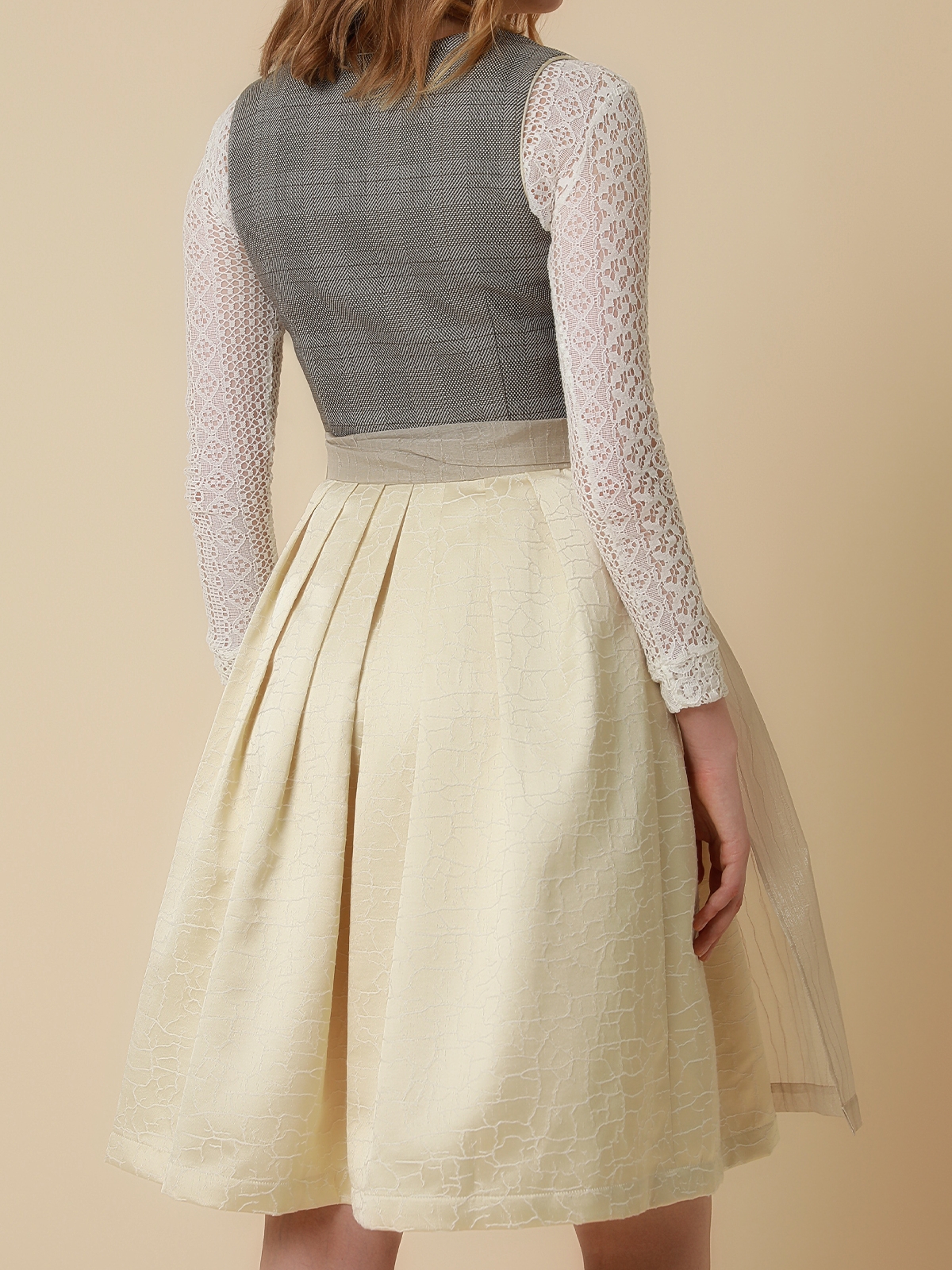 Modernes graues Dirndl mit urbanem Chic