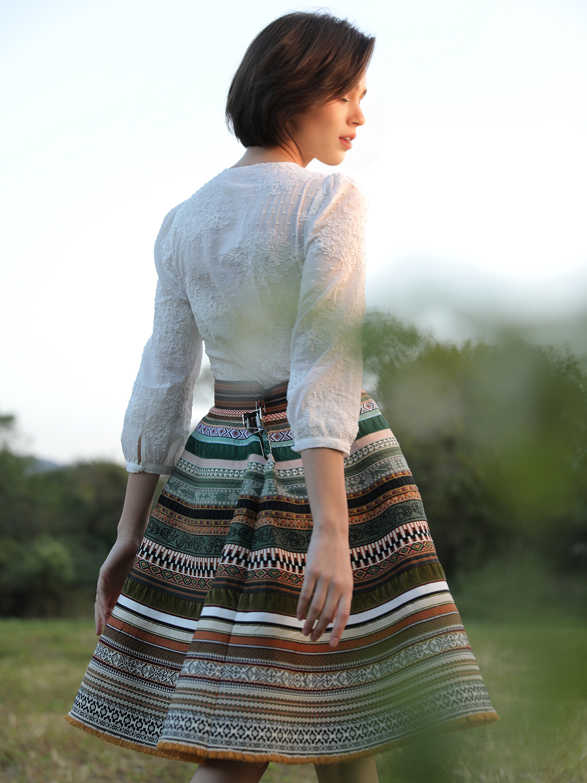 Grünes Samt-Dirndl mit modernem Schnitt