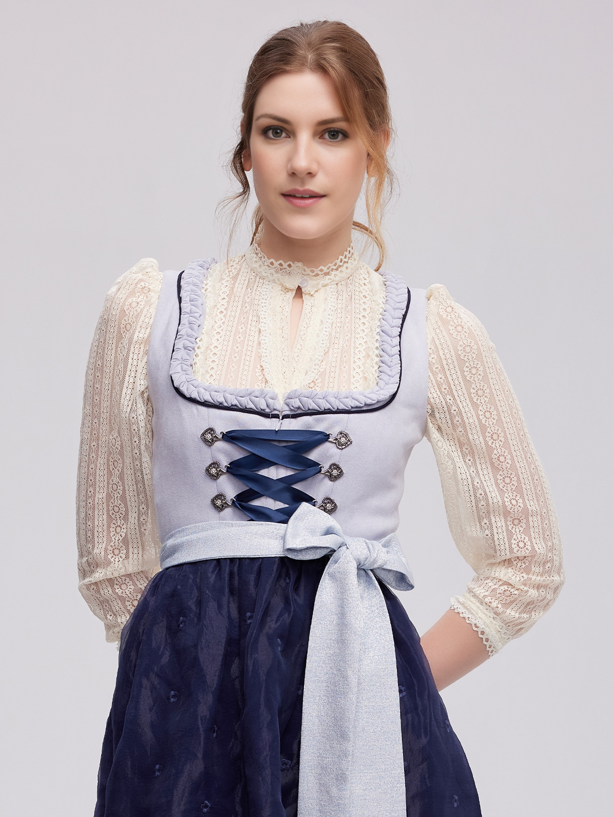 Dirndlbluse schwarz kurzarm in blauem Dirndl