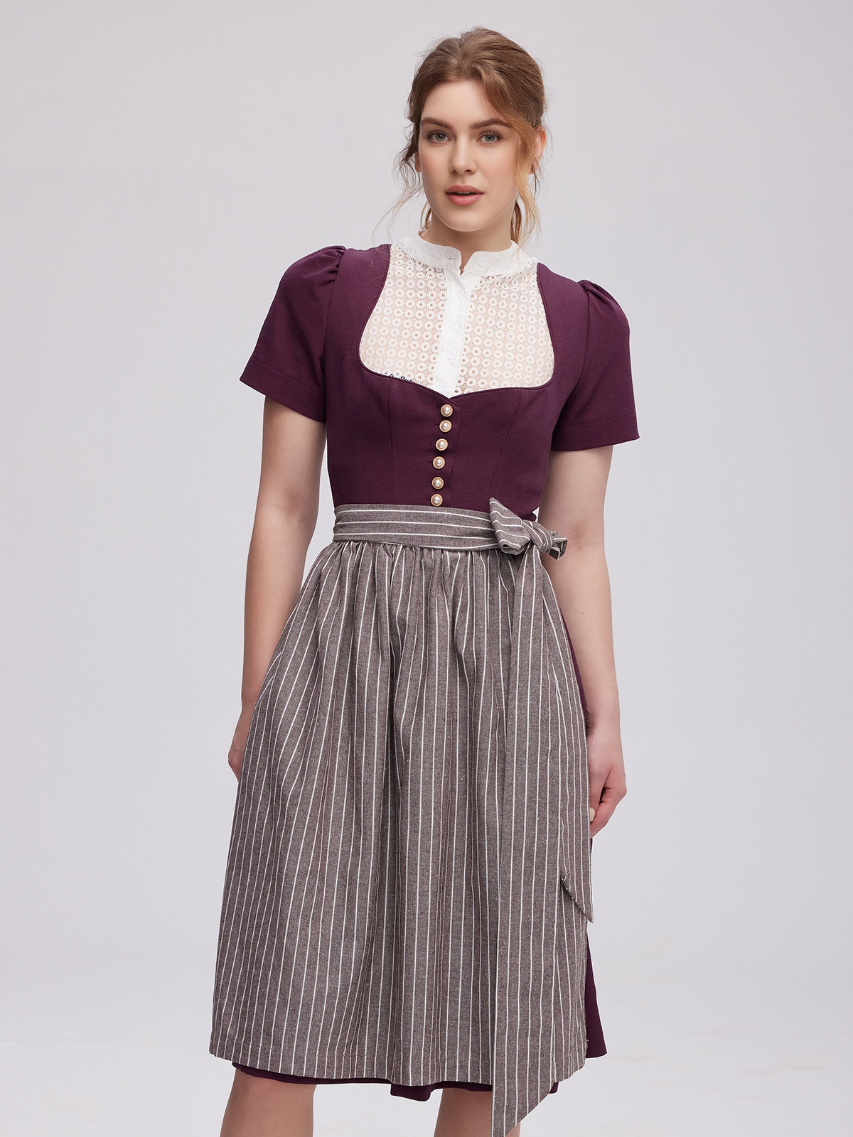 Modernes Dirndl in Lila – perfekt für Festivals und Hochzeiten