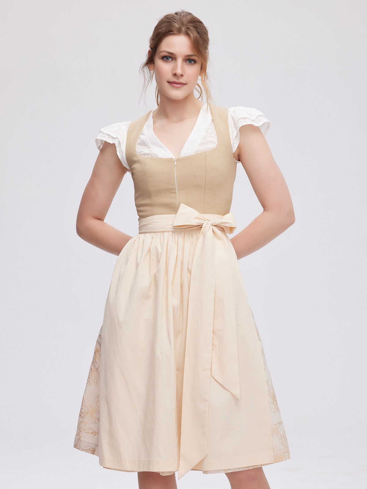Hochgeschlossenes grünes Dirndl mit traditioneller Stickerei