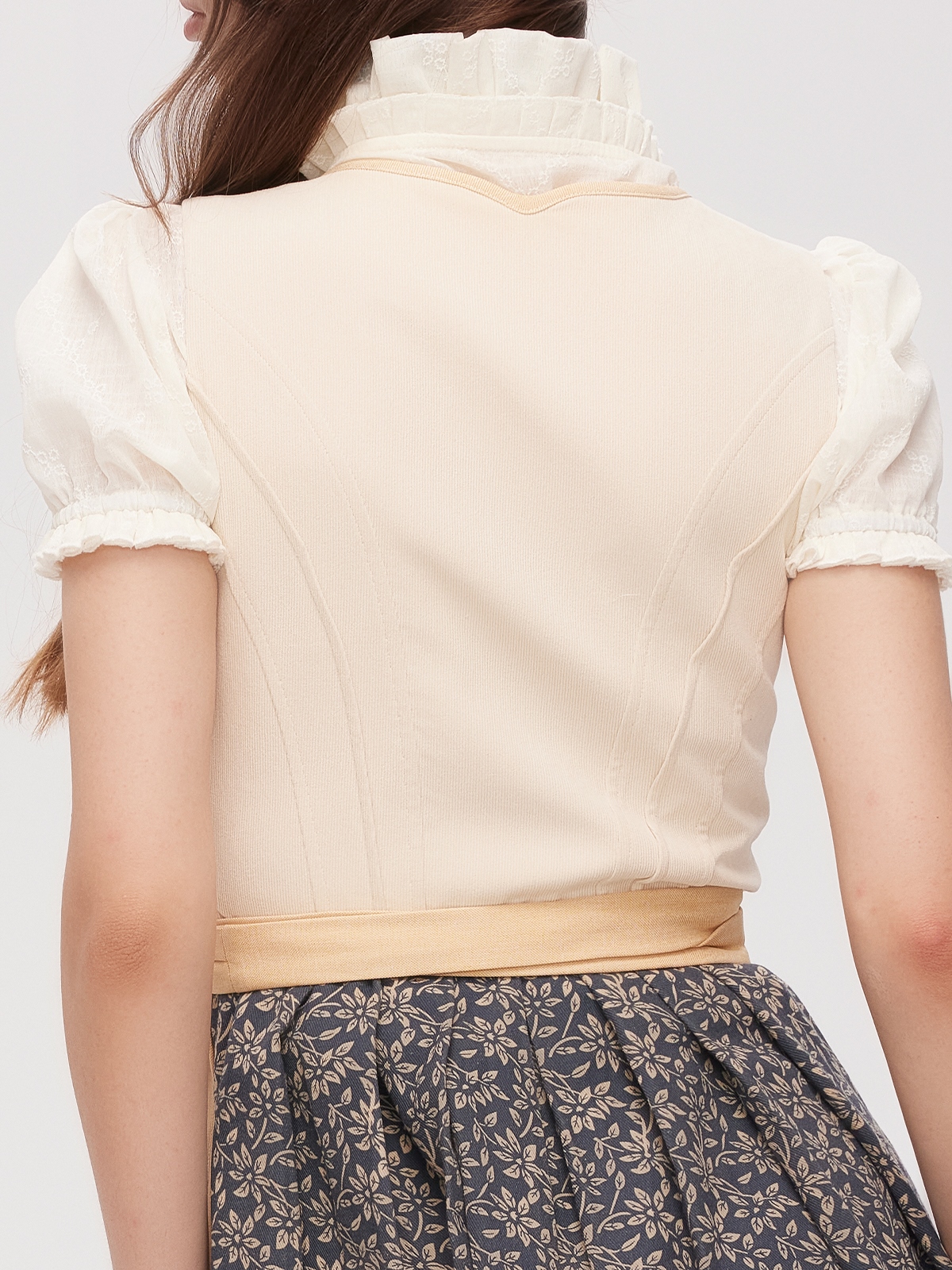 Modernes gelbes Dirndl mit schlanker Silhouette