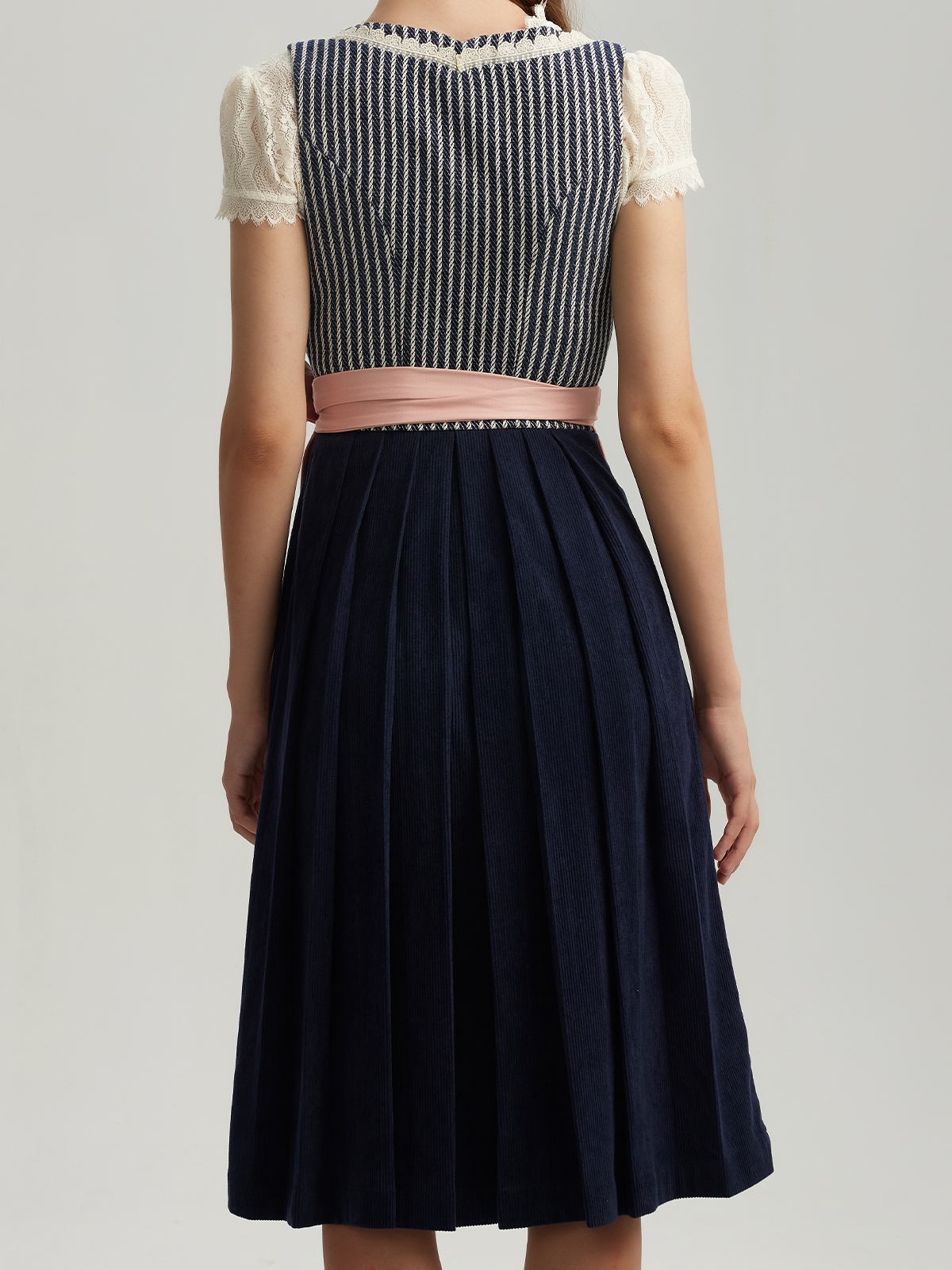 Moderne Dirndlbluse in Blau mit Spitzenverzierung