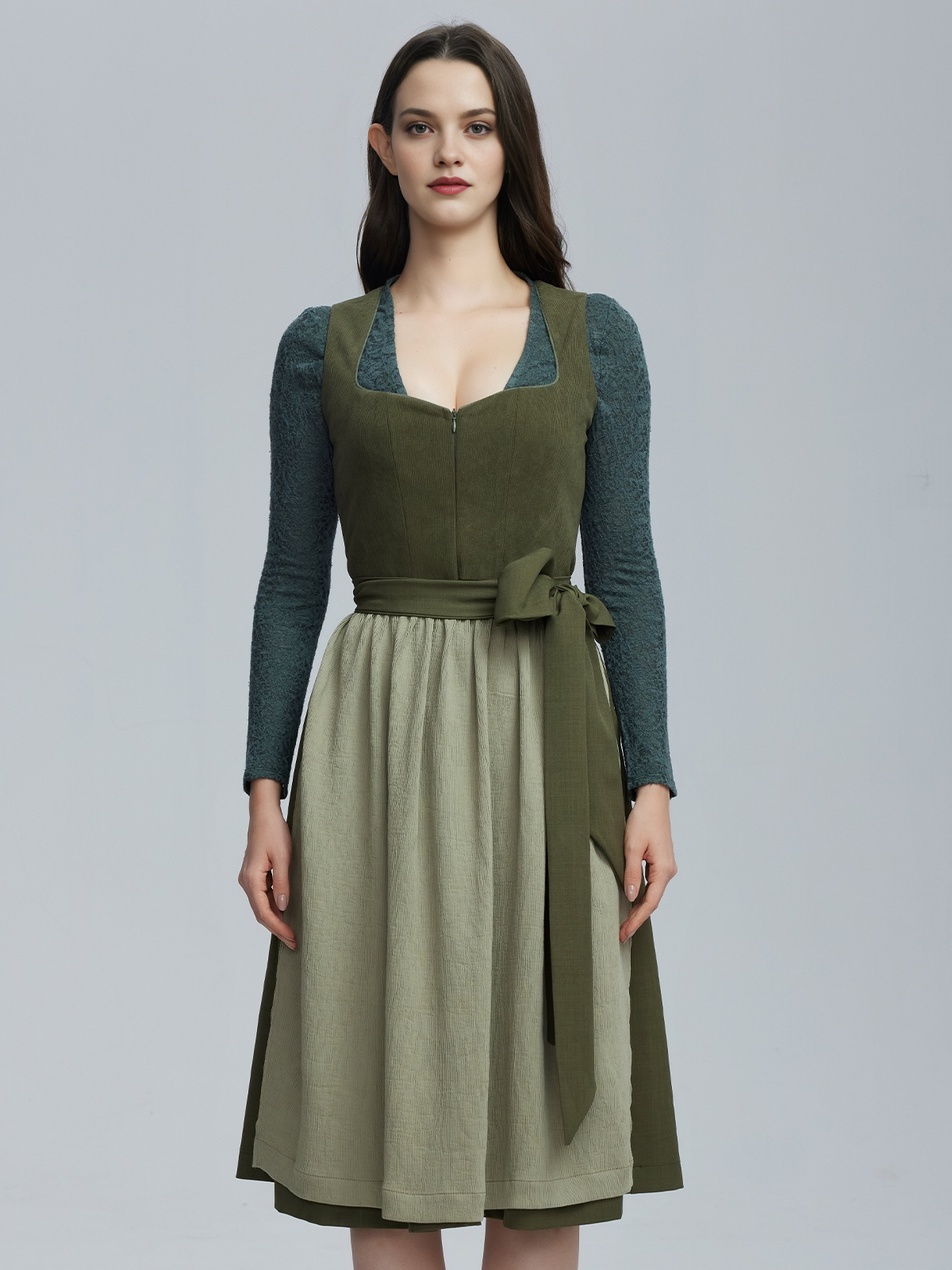 Modernes blaues Dirndl mit eleganter Silhouette