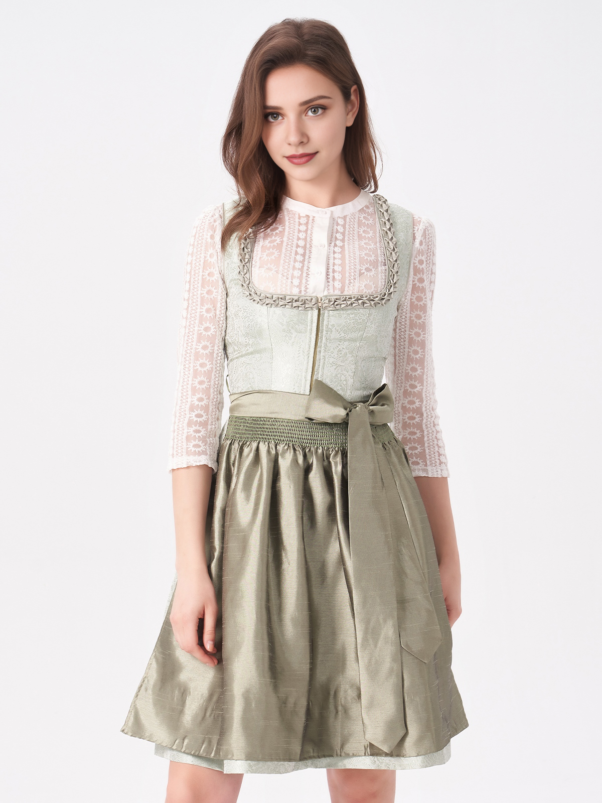 Ein modernes rot-blaues Dirndl mit floralen Details