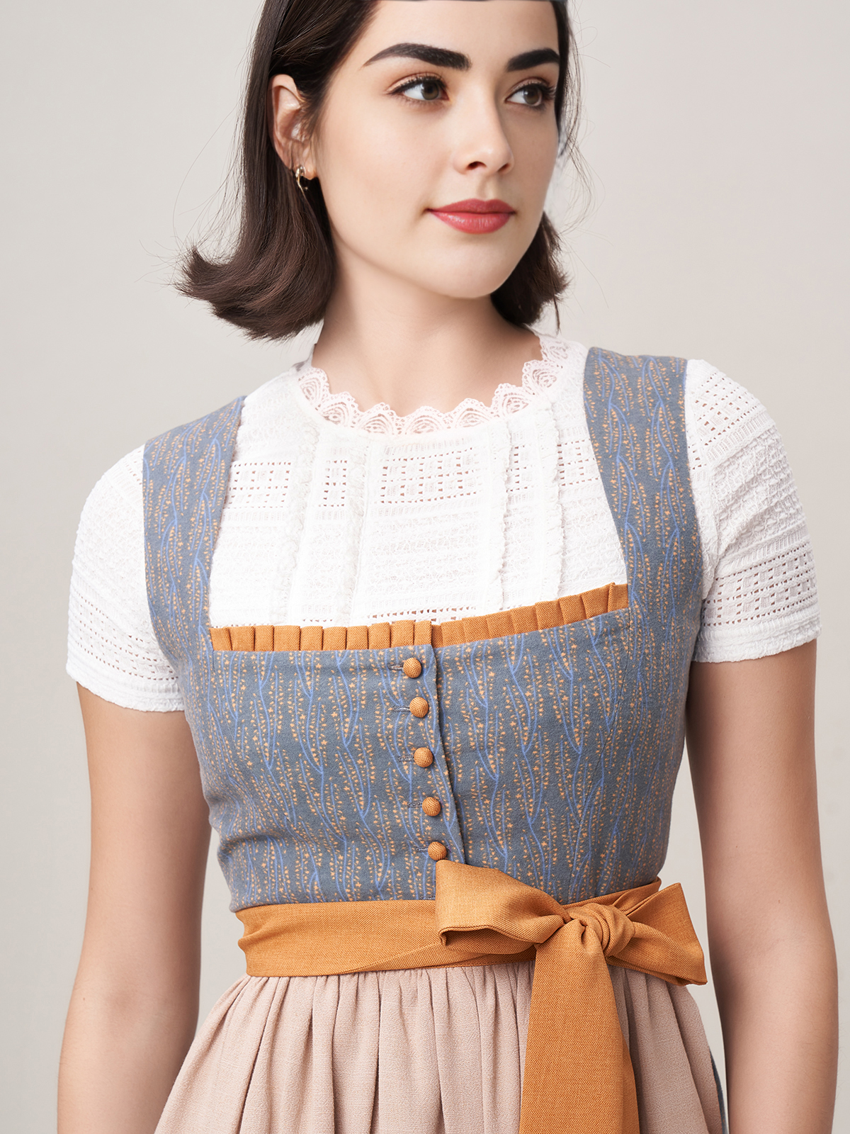 Modernes dunkelrotes Dirndl mit blauer Schürze