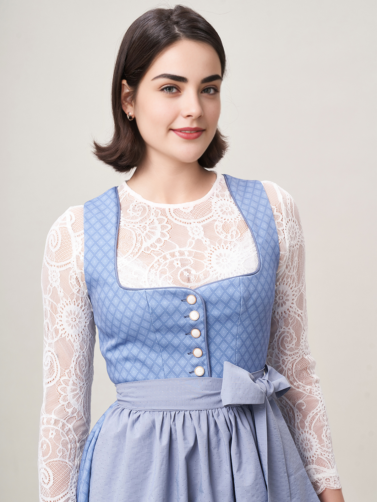 Modernes Dirndl in Grün mit figurbetonter Silhouette
