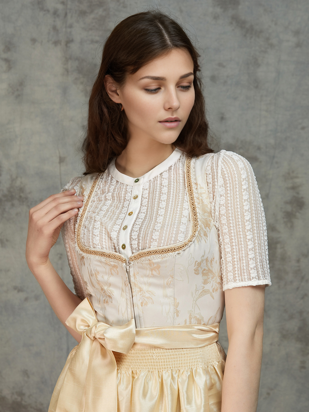 Dirndlbluse Langarm in Gelb – feminin und stilvoll