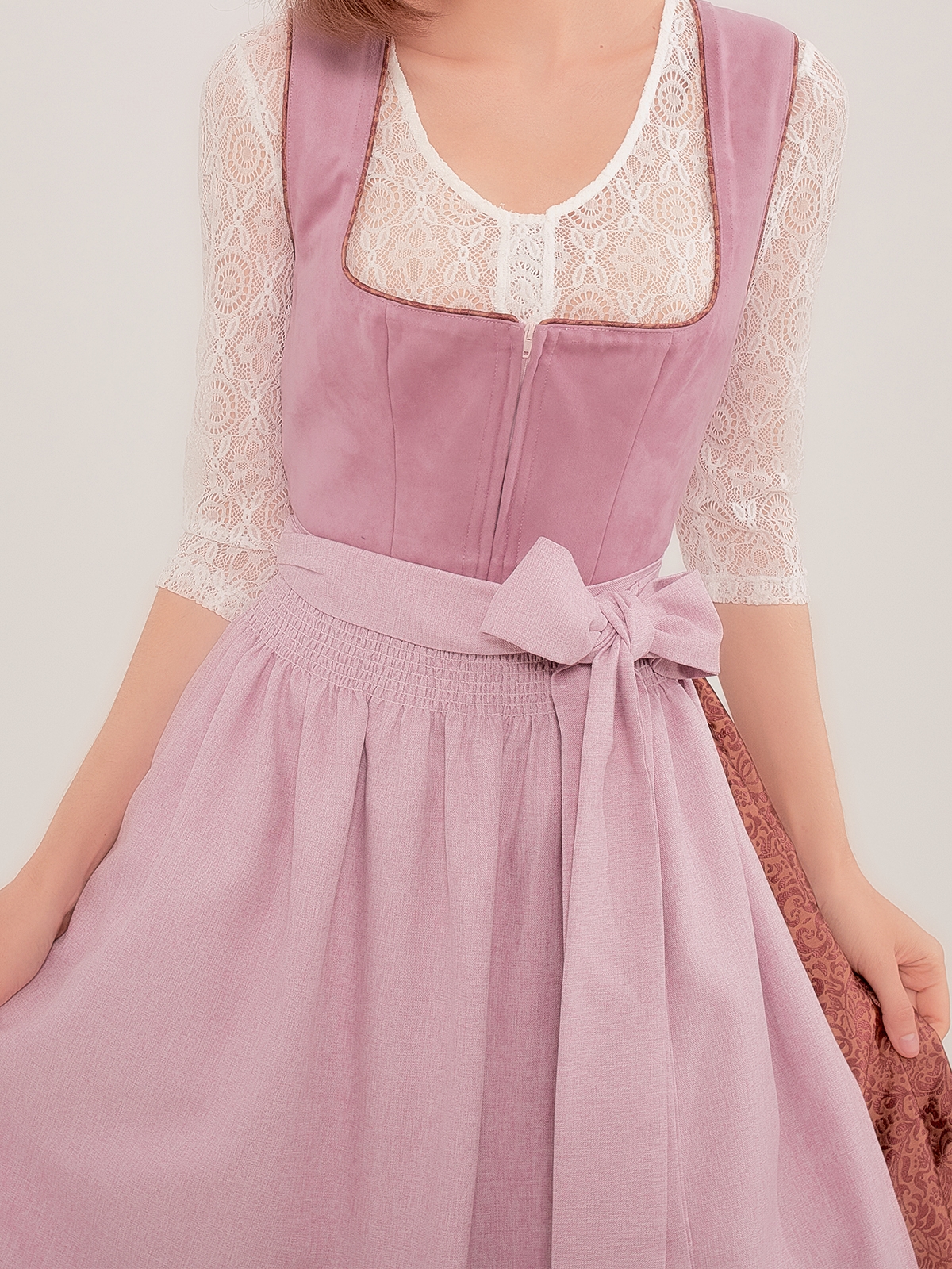 Moderne Dirndlbluse in Lila mit schlankem Schnitt