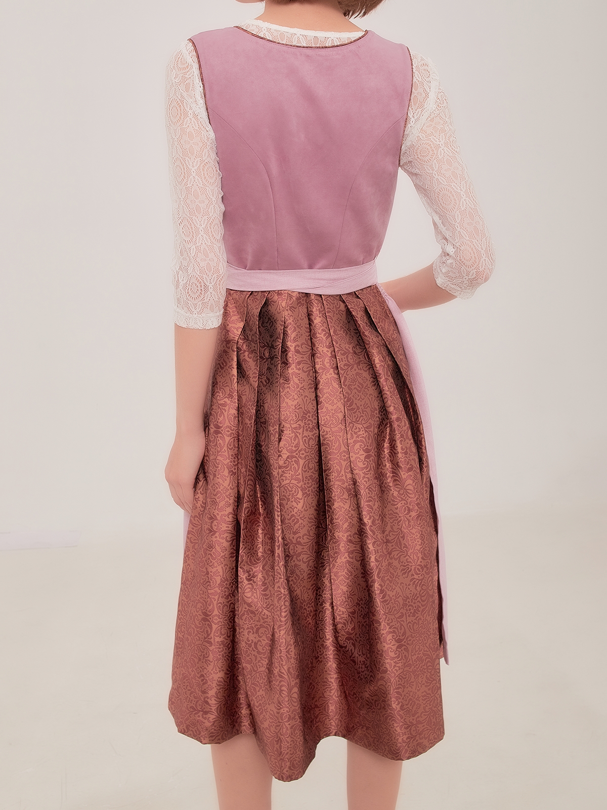 Ein grünes Dirndl mit floralen Details