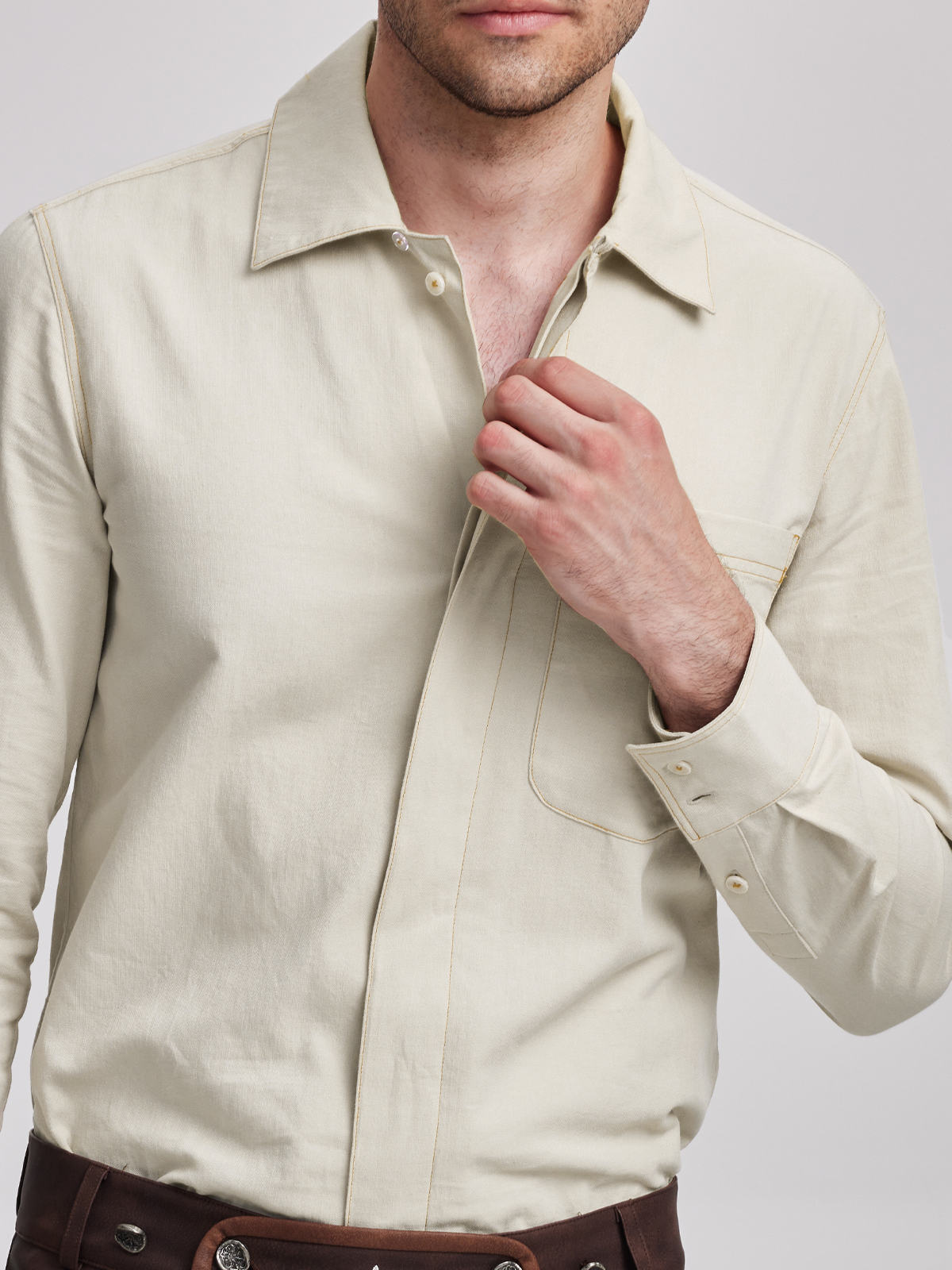 Beige Dirndl mit traditionellem Schnitt