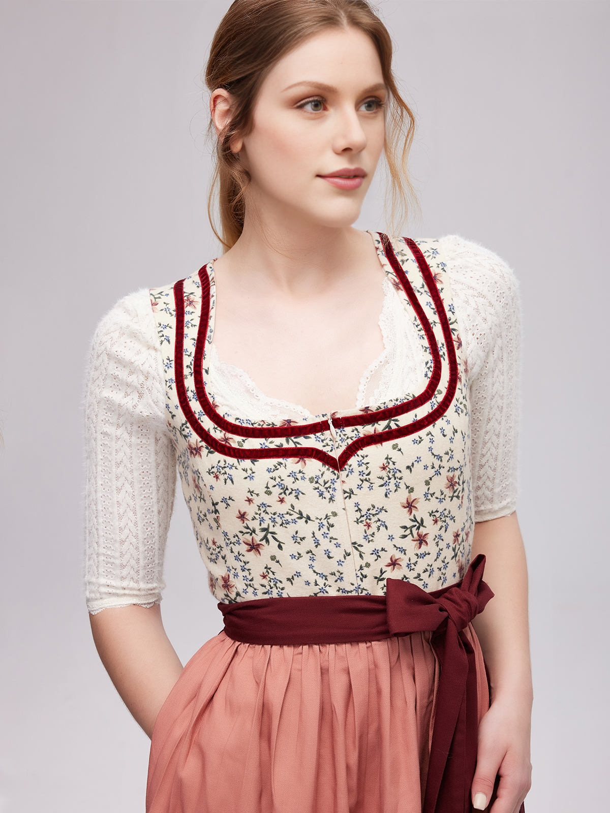 Moderne Dirndl-Kombination in Rot
