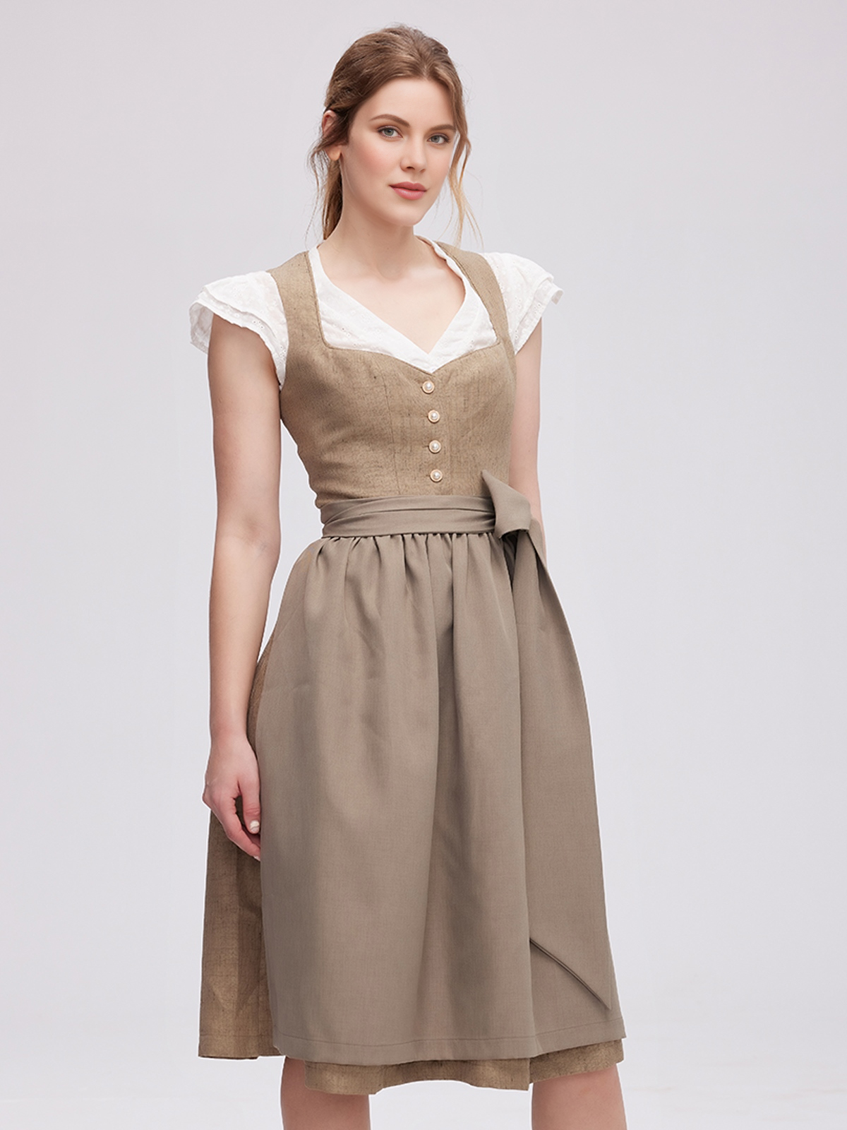 Schwarze Spitzen-Dirndlbluse mit grünem Dirndl