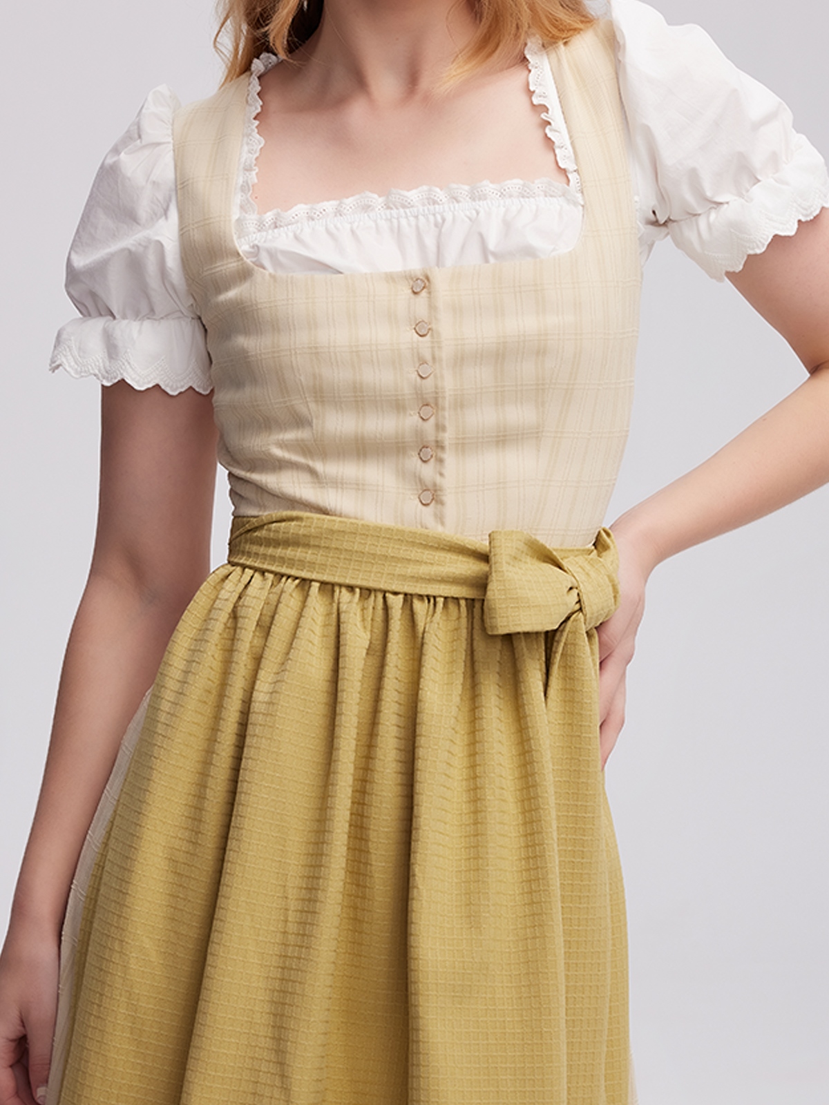 Elegantes weißes Dirndl mit grüner Schürze