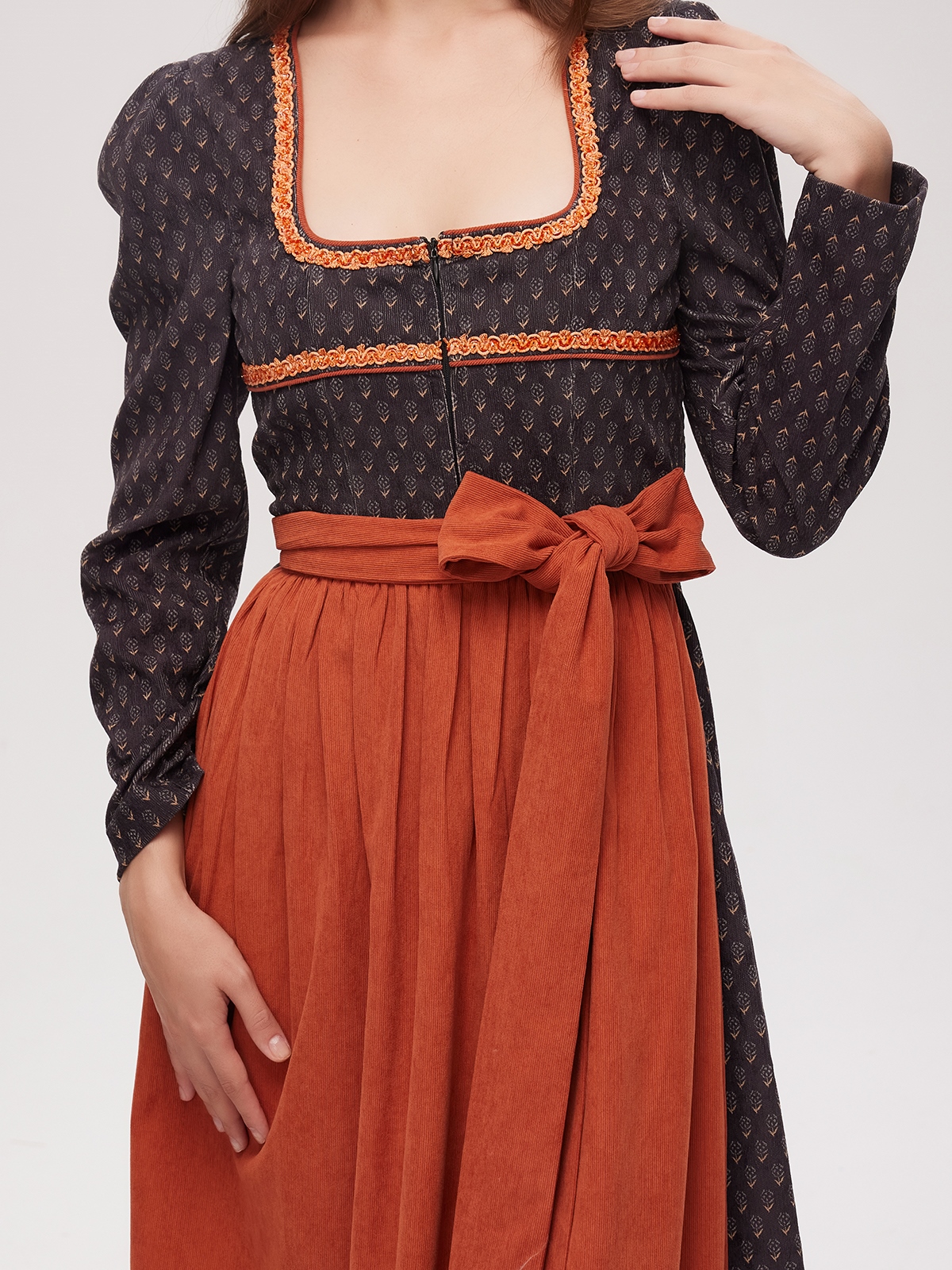 Modernes Dirndl in Schwarz mit eleganter Silhouette
