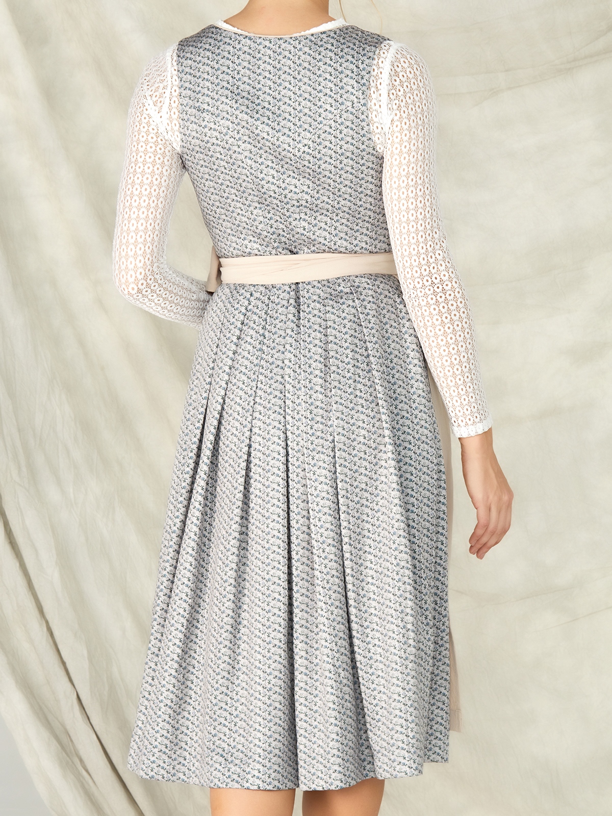 Modernes blaues Ehreer Dirndl mit traditionellen Akzenten