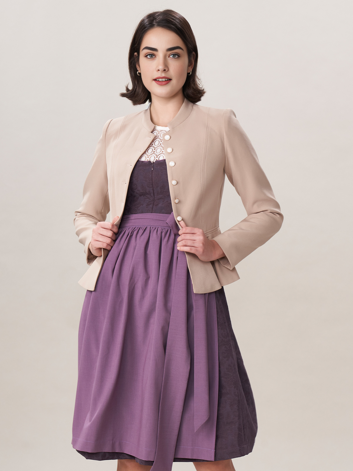 Dirndl in Braun mit traditioneller Schnürung