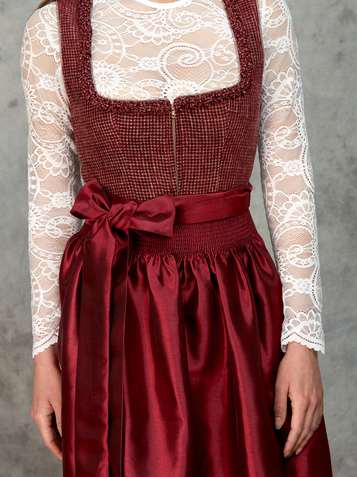 Elegantes rotes Dirndl mit weißer Bluse