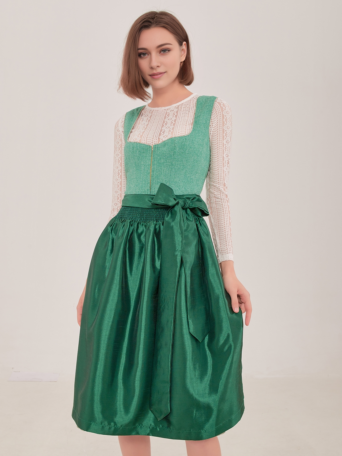 Dirndl in samtigem Beige mit blauen Akzenten