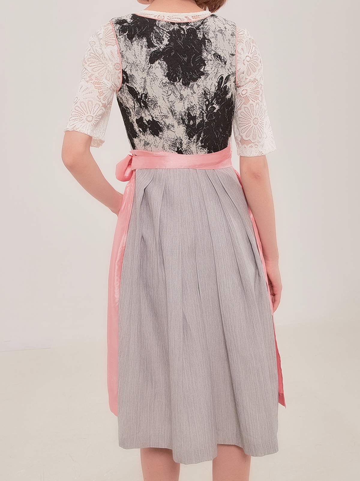 Dirndl in Schwarz – ein zeitloser Klassiker