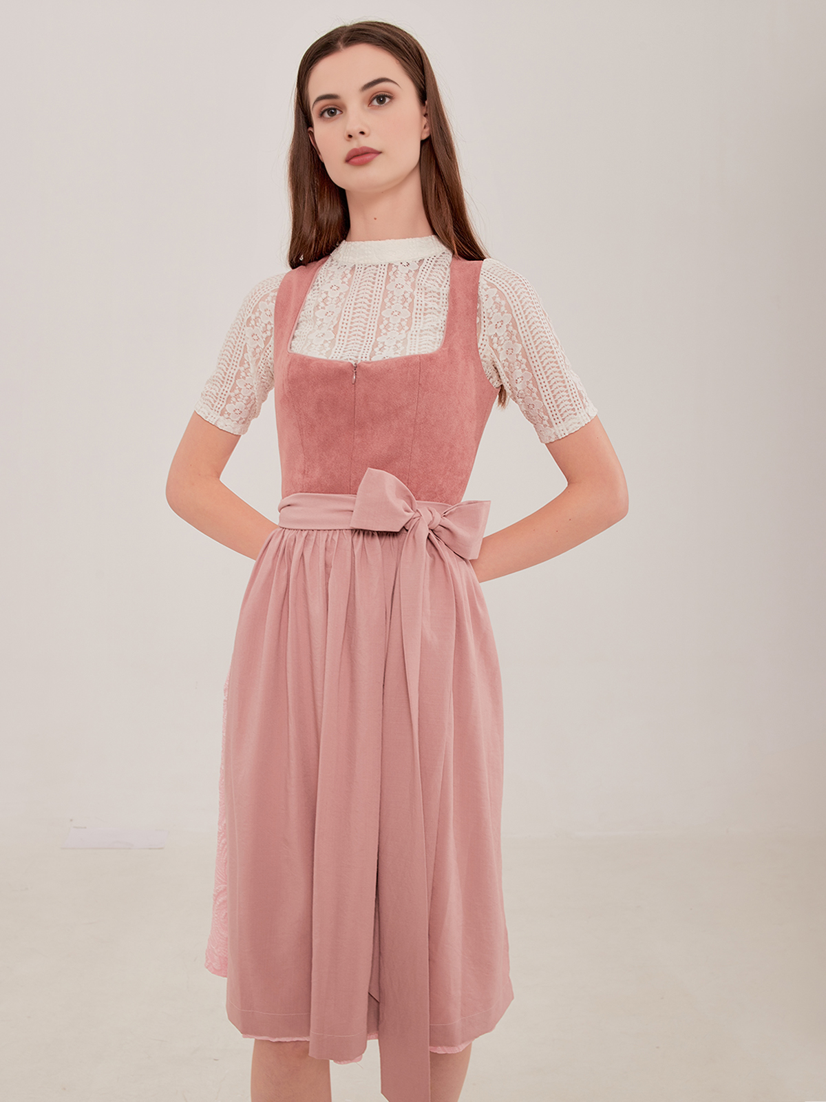 Modernes Dirndl in Nachtblau mit schlanker Silhouette
