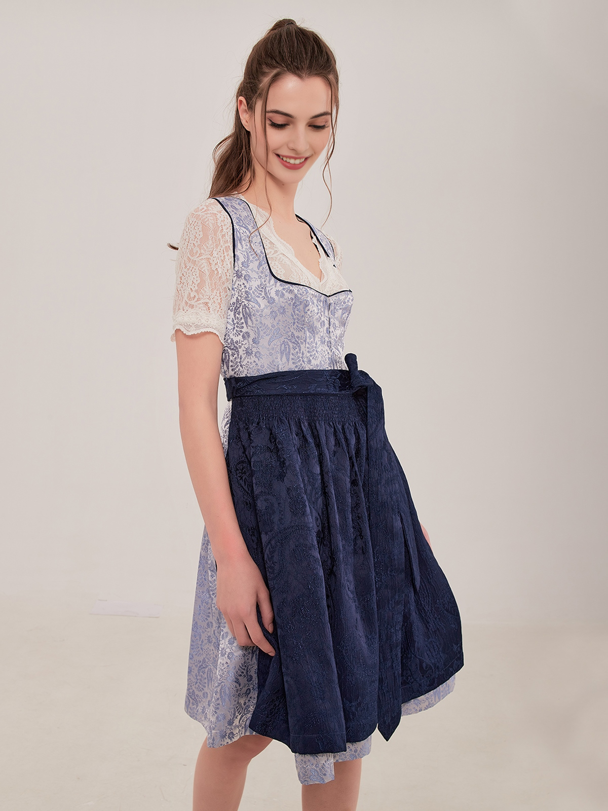 Dirndl Schwarz Lila – Eleganz und Tradition vereint