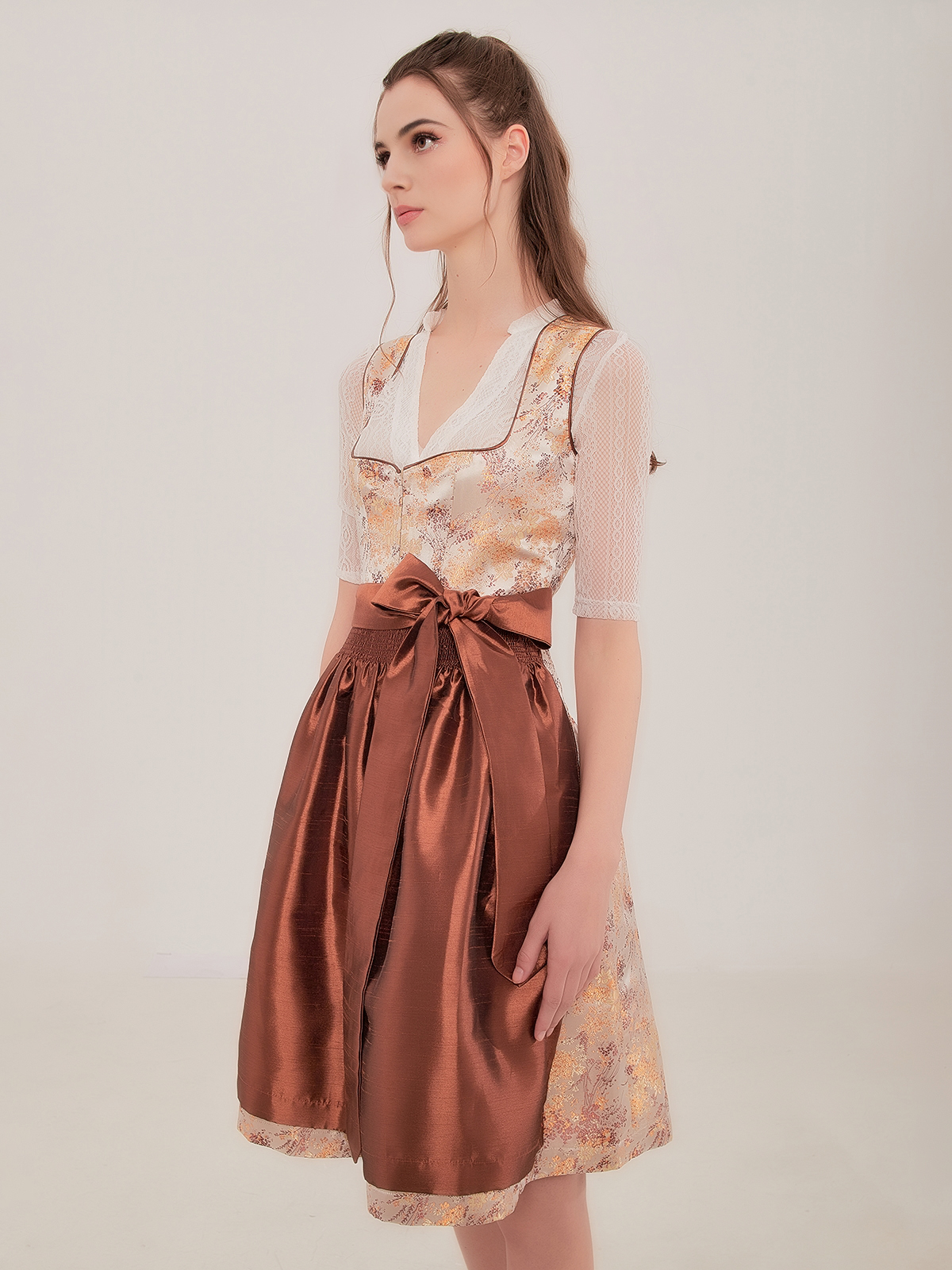 Dirndl mit Herzausschnitt in Gelb