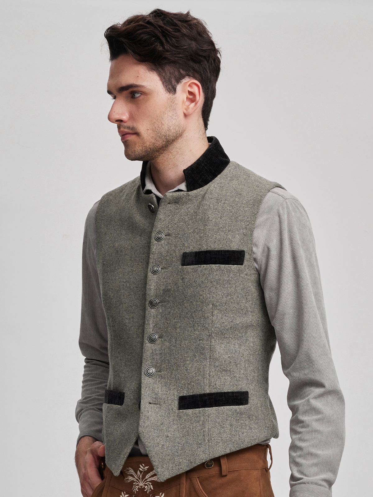 Dirndl in grau-samtiger Eleganz