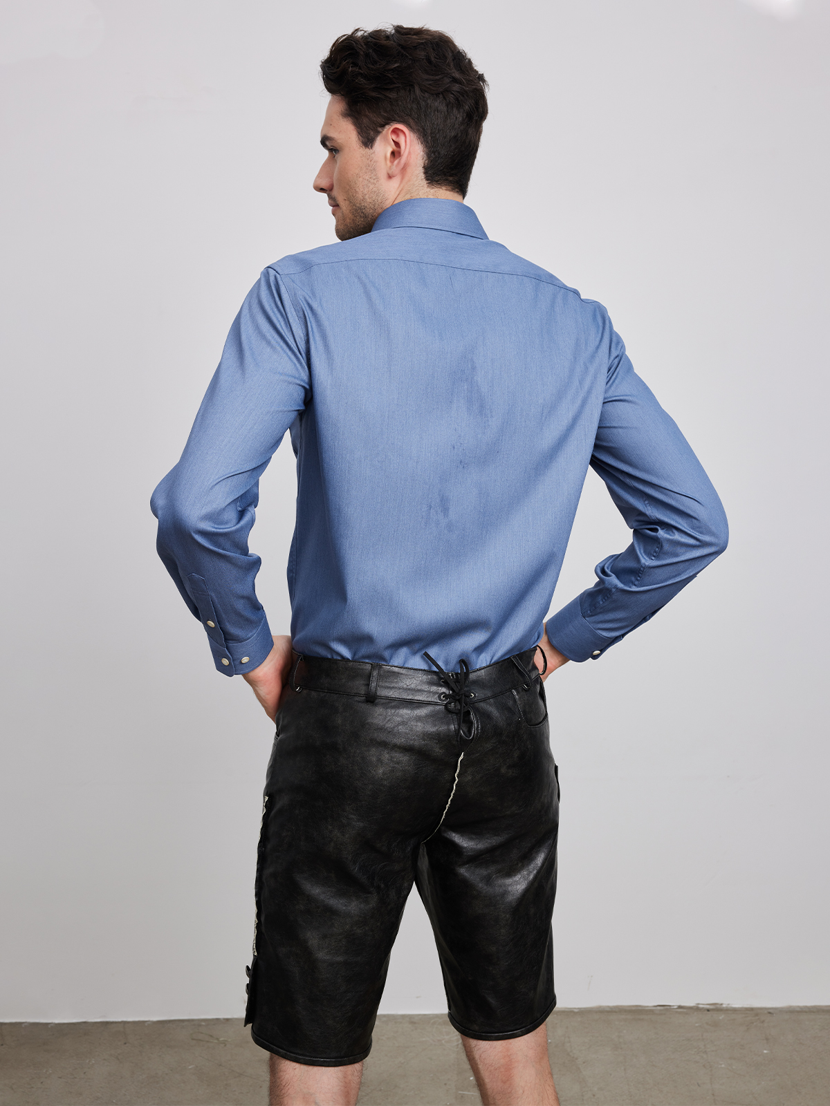 Dirndl in Schwarz mit traditioneller Stickerei