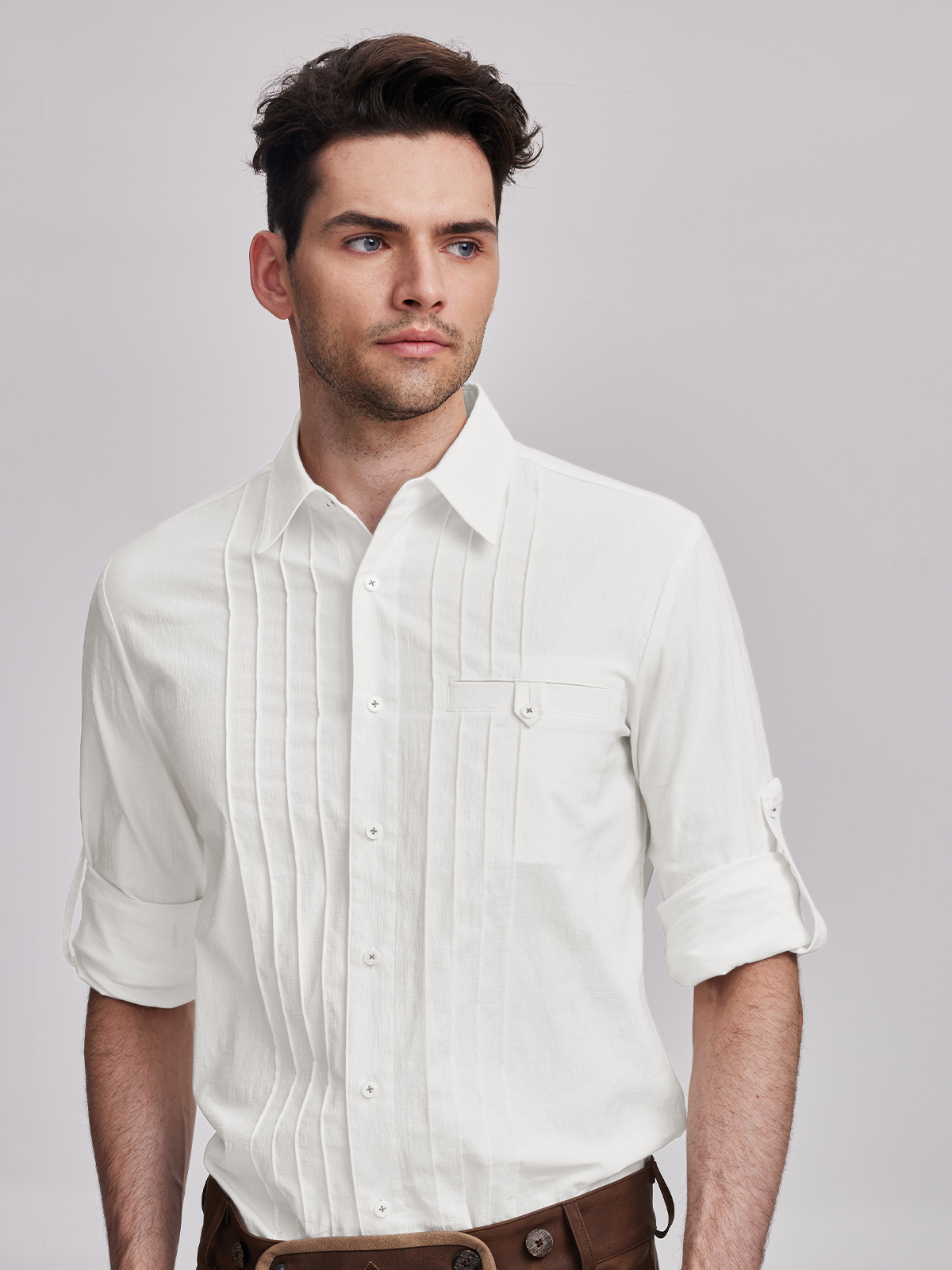 Modernes Dirndl in Weiß mit tailliertem Schnitt