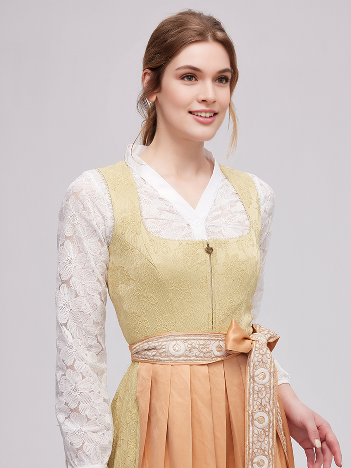 Dirndl Grün Moser in eleganter Pose