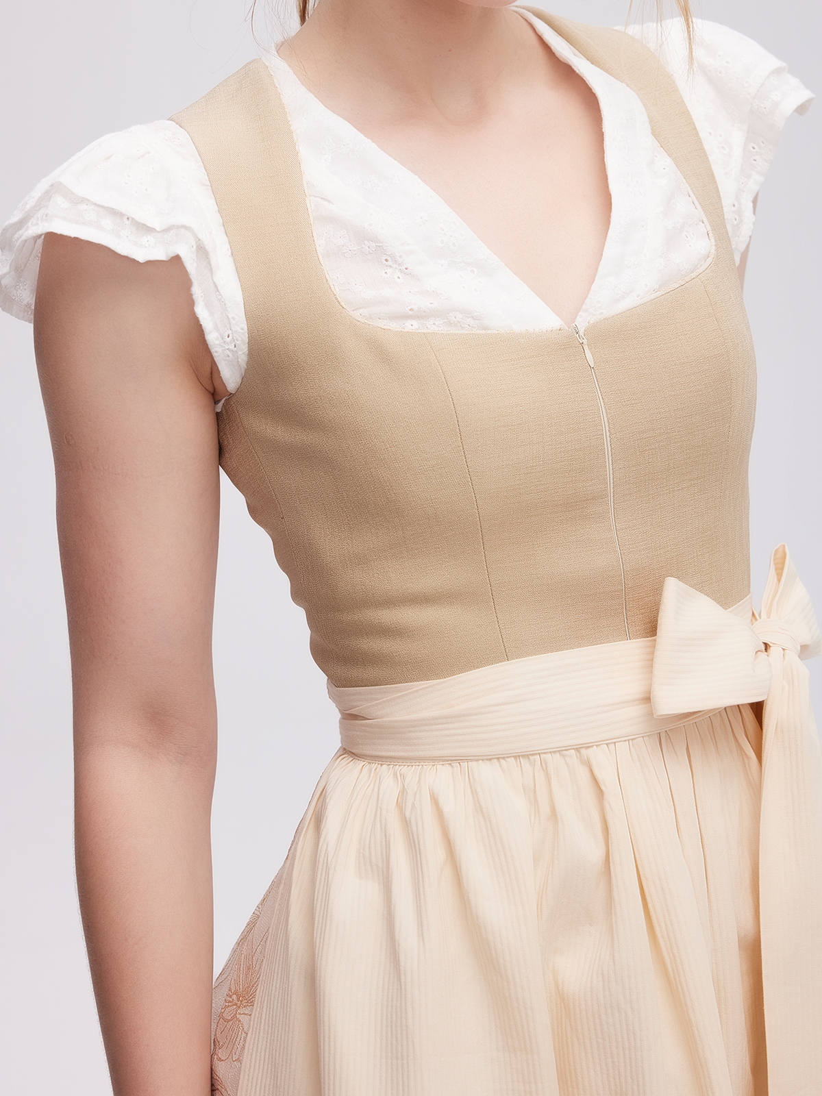 Modernes Dirndl in Braun