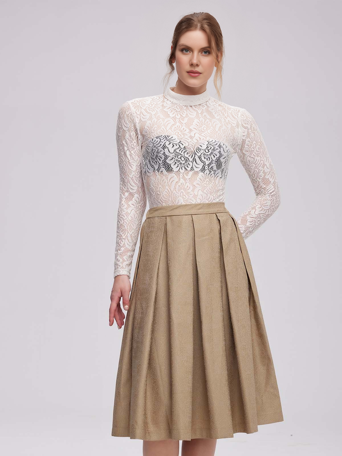 Dirndl Kurzarm in Weiß mit floralen Details